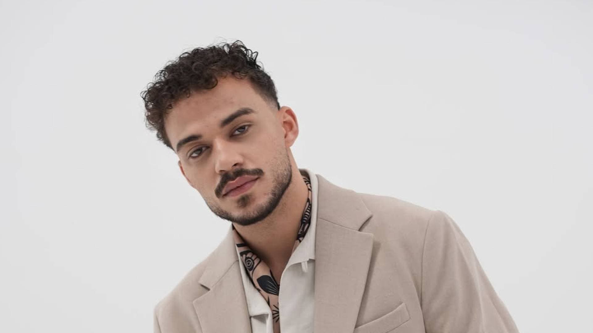 عقب تعميم ضبطه وتبرؤ والده.. حسام السيلاوي يكسر صمته: "أنا مرشد نفسي وأخطأت"