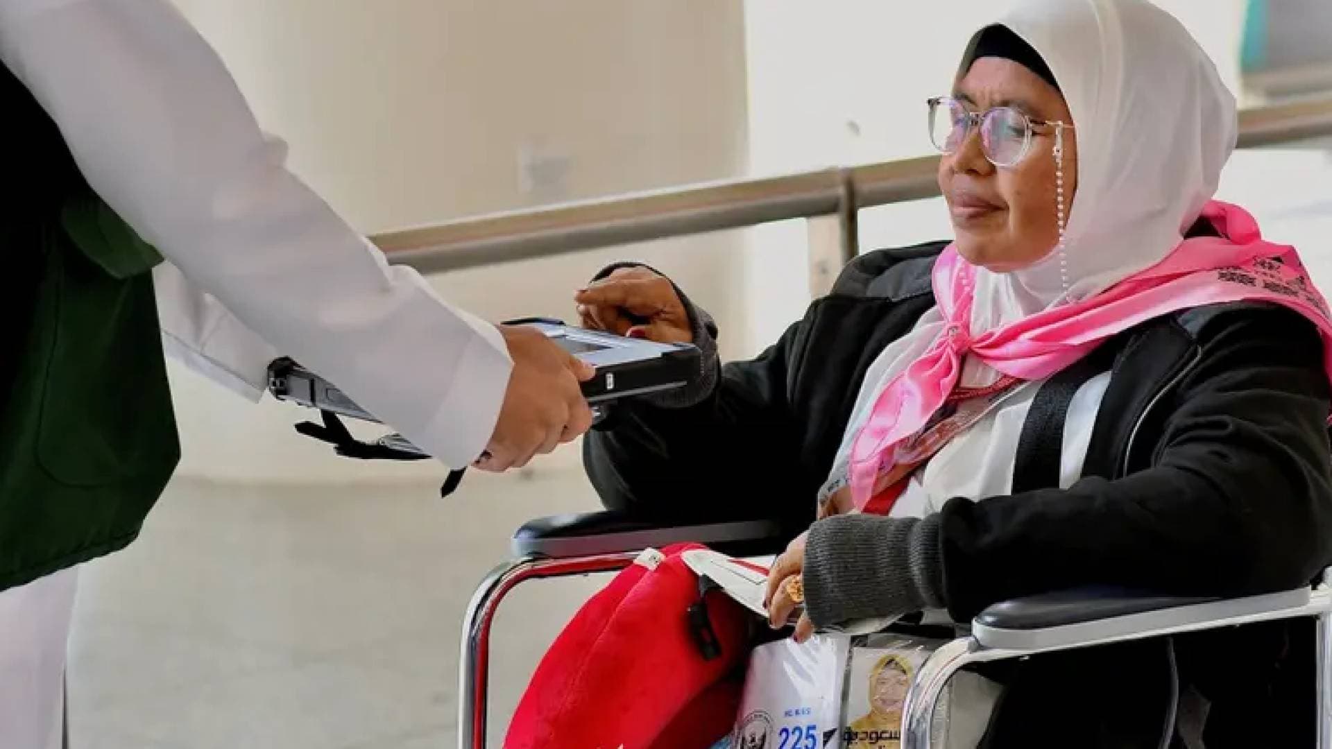 الجوازات السعودية تفعل "الكاونتر المتنقل" لتسريع دخول الحجاج عبر المنافذ الدولية