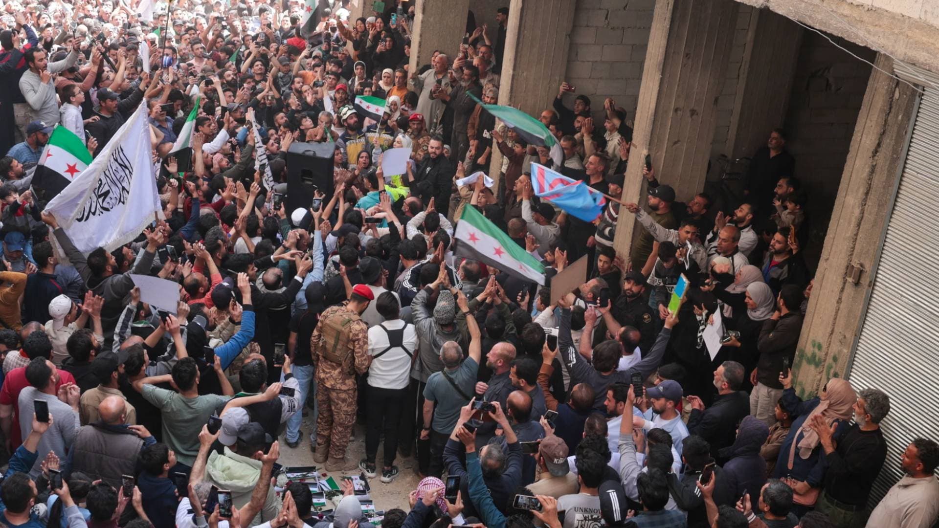 الغارديان: لجنة حقوقية سورية تبني قضية جرائم ضد الإنسانية ضد فادي صقر