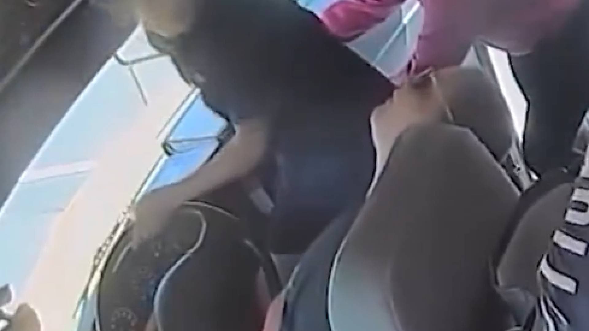 طلاب في مسيسيبي ينقذون 40 زميلا من حادث حافلة بعد فقدان السائقة وعيها -فيديو