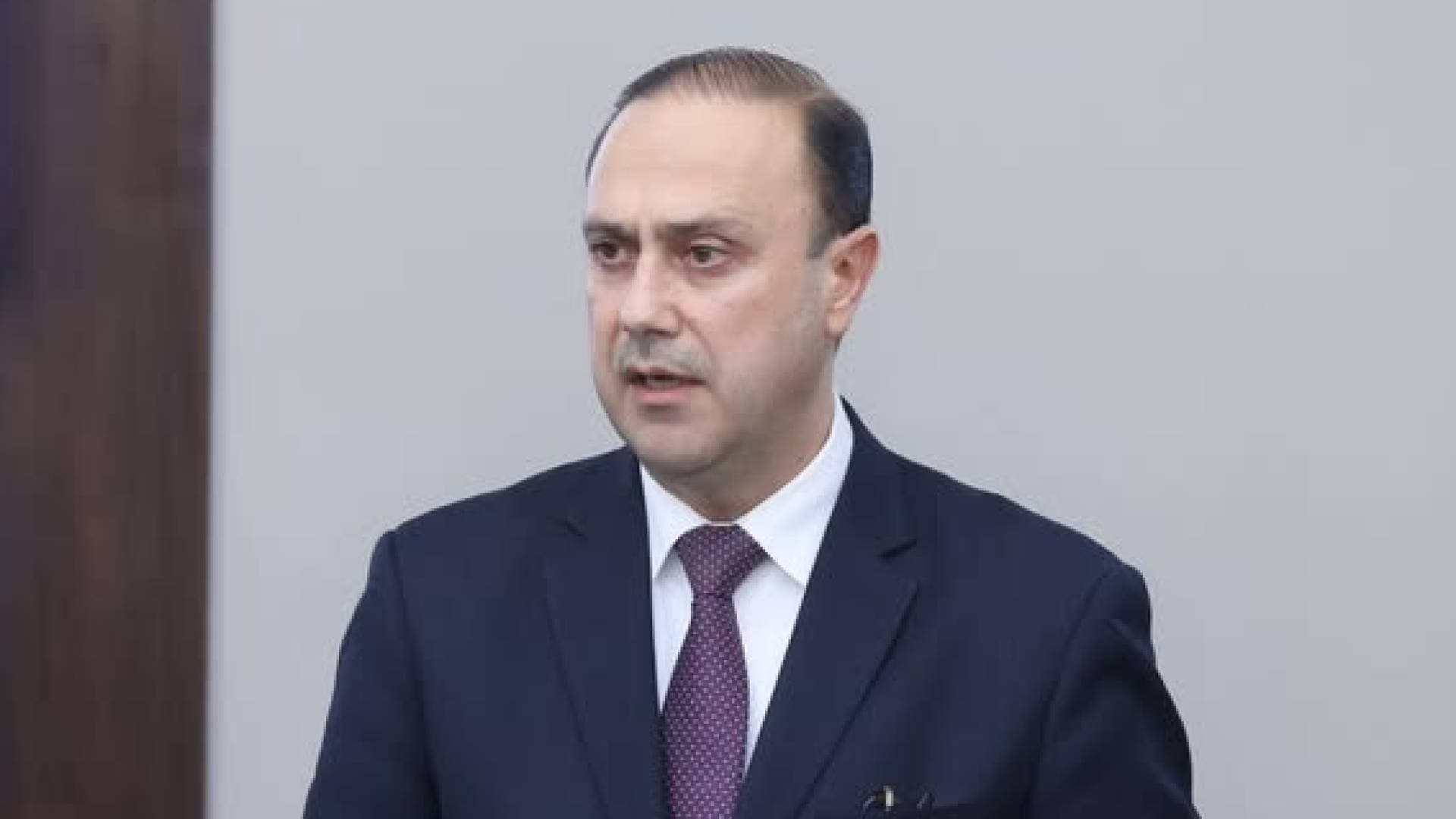 المومني يعلن قرارات الحكومة من إربد