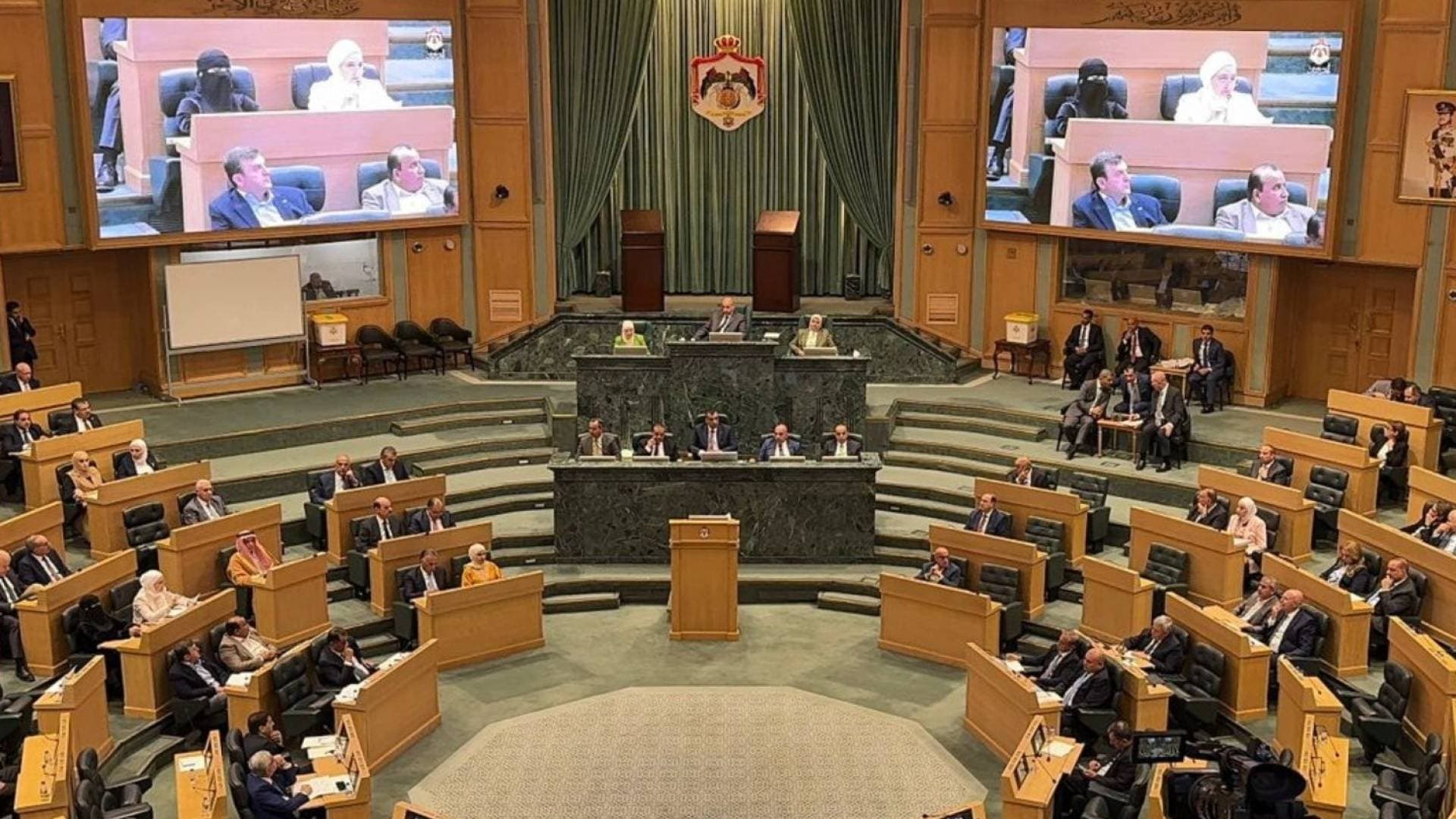 المومني: الحكومة ستنسب بعقد دورة استثنائية لمجلس الأمة ستناقش قانون "الإدارة المحلية"