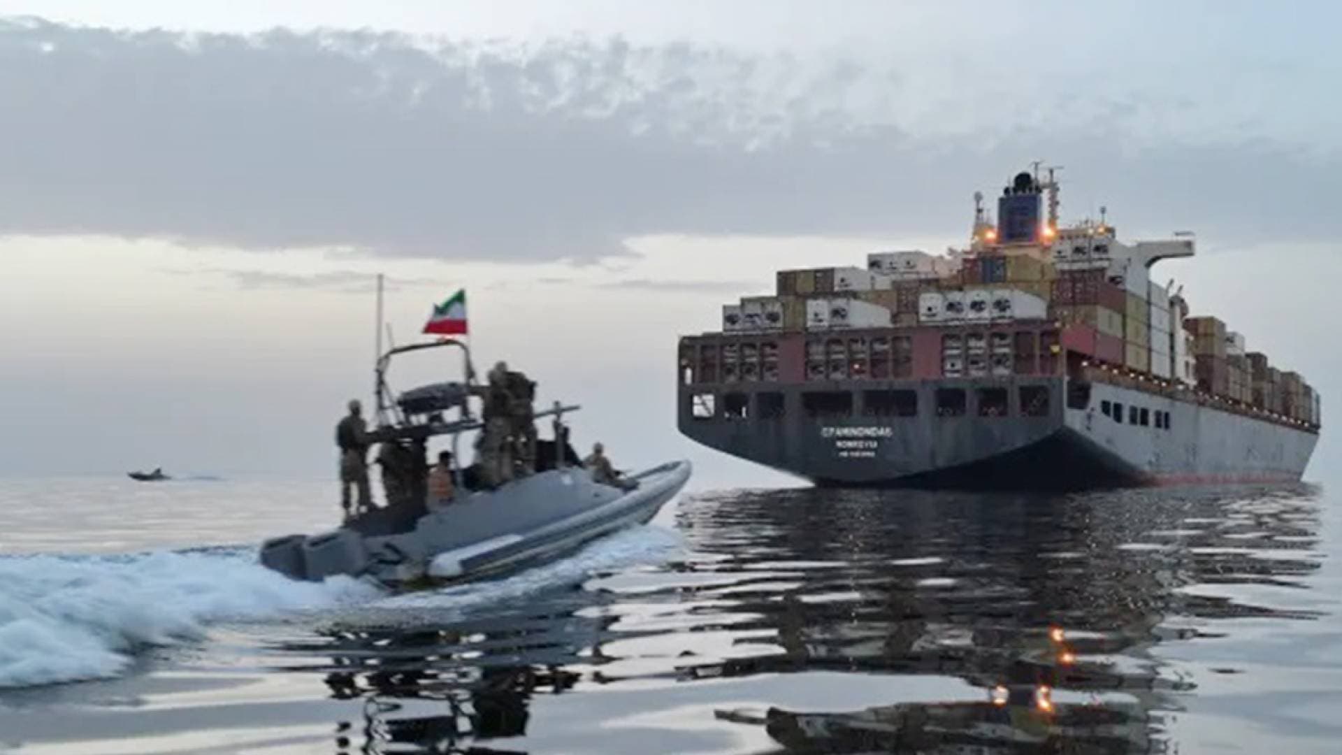 هجوم على ناقلة بضائع بالقرب من مضيق هرمز والجيش البريطاني يحذر
