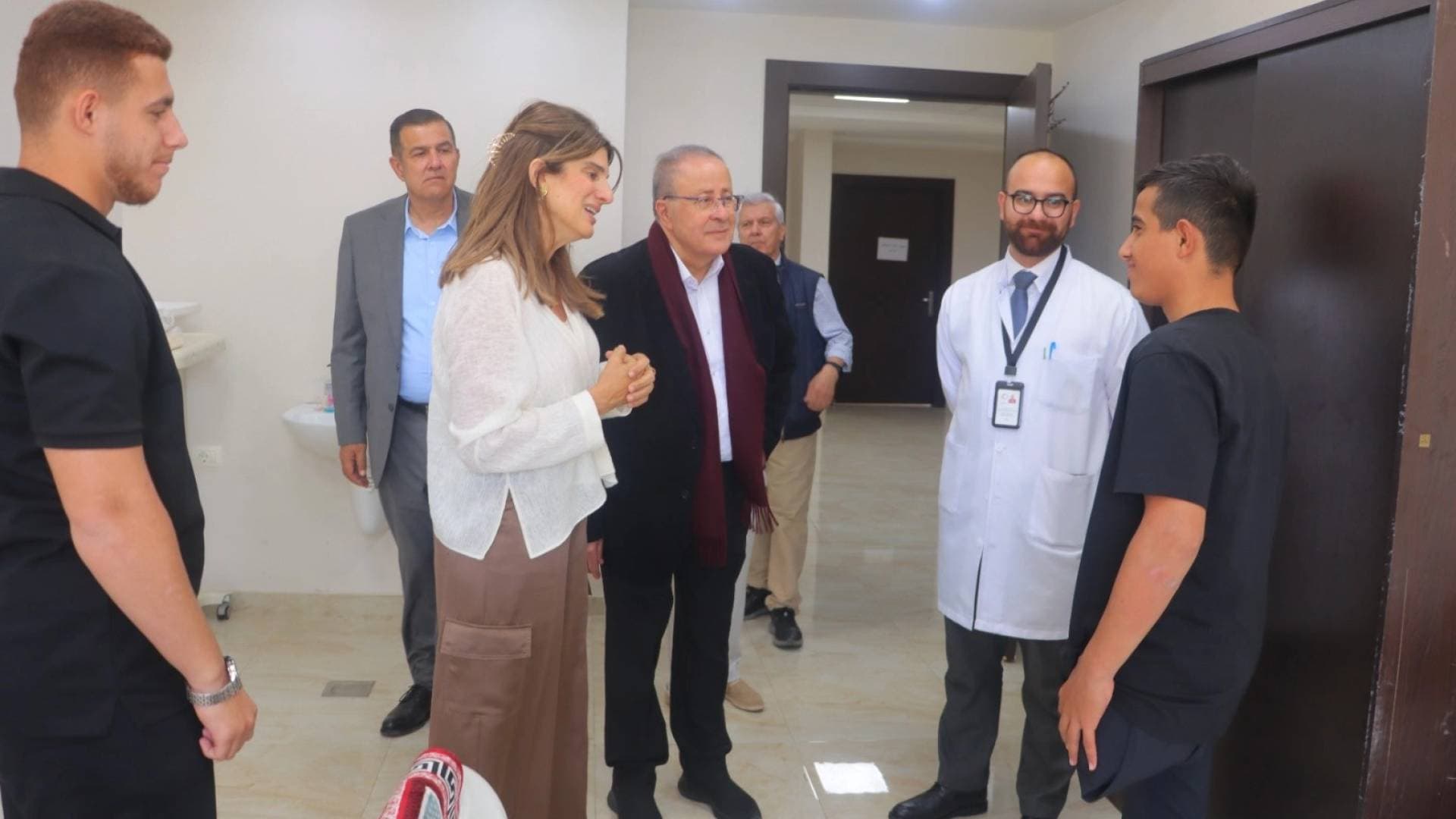 الأميرة دينا مرعد تزور مستشفى الهلال الأحمر  الأردني للاطلاع على أوضاع مرضى أطفال غزة