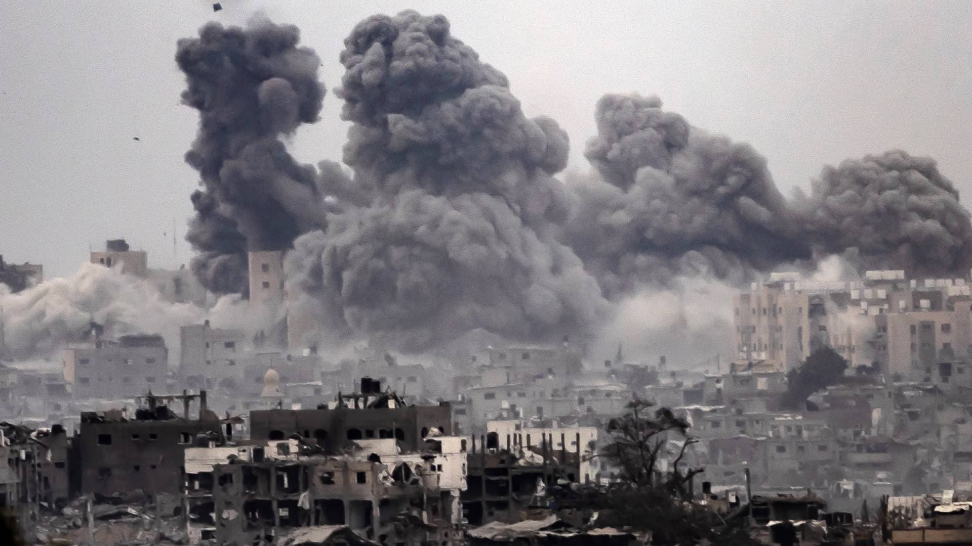 شهداء وجرحى في غزة اليوم: الاحتلال يواصل خرق اتفاق شرم الشيخ وقصف البريج وبيت لاهيا