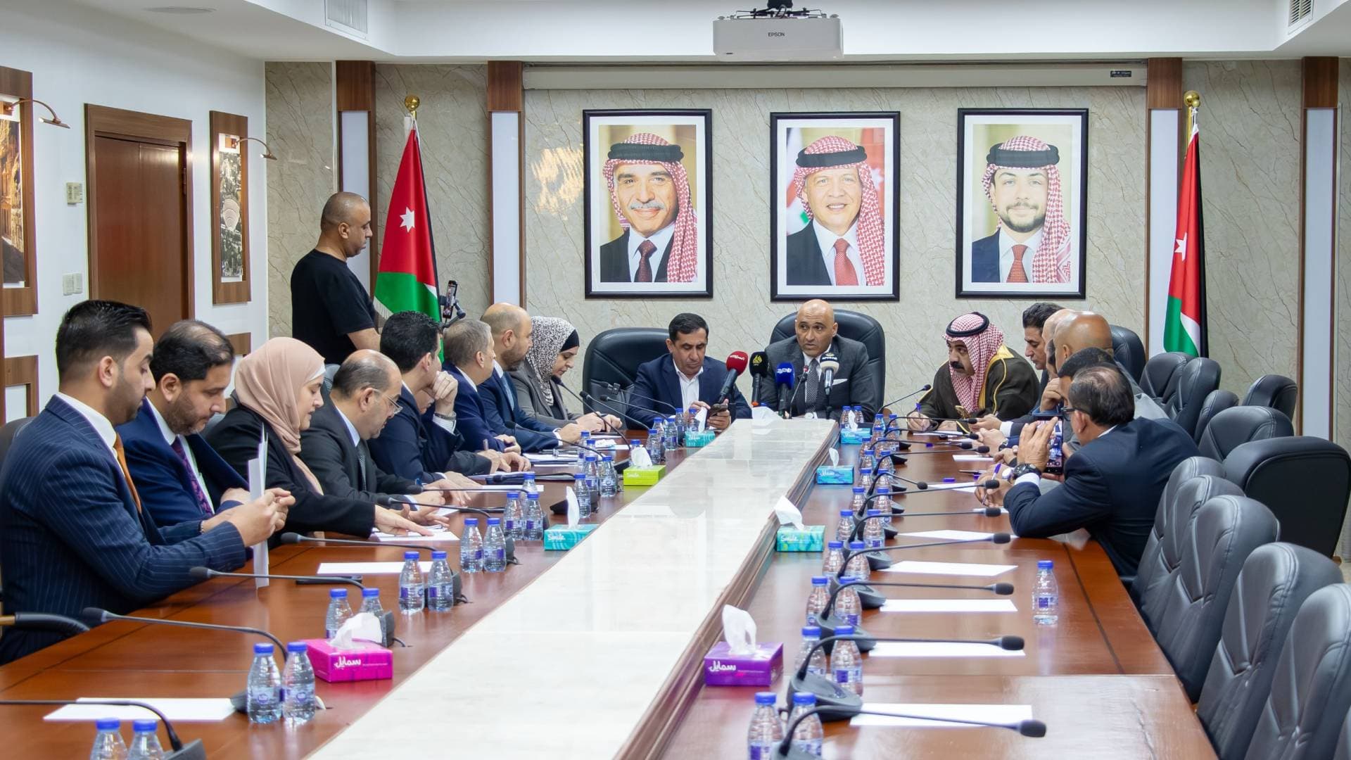 الصحة النيابية تبحث أسباب توقف صرف الأدوية لموظفي جامعة اليرموك