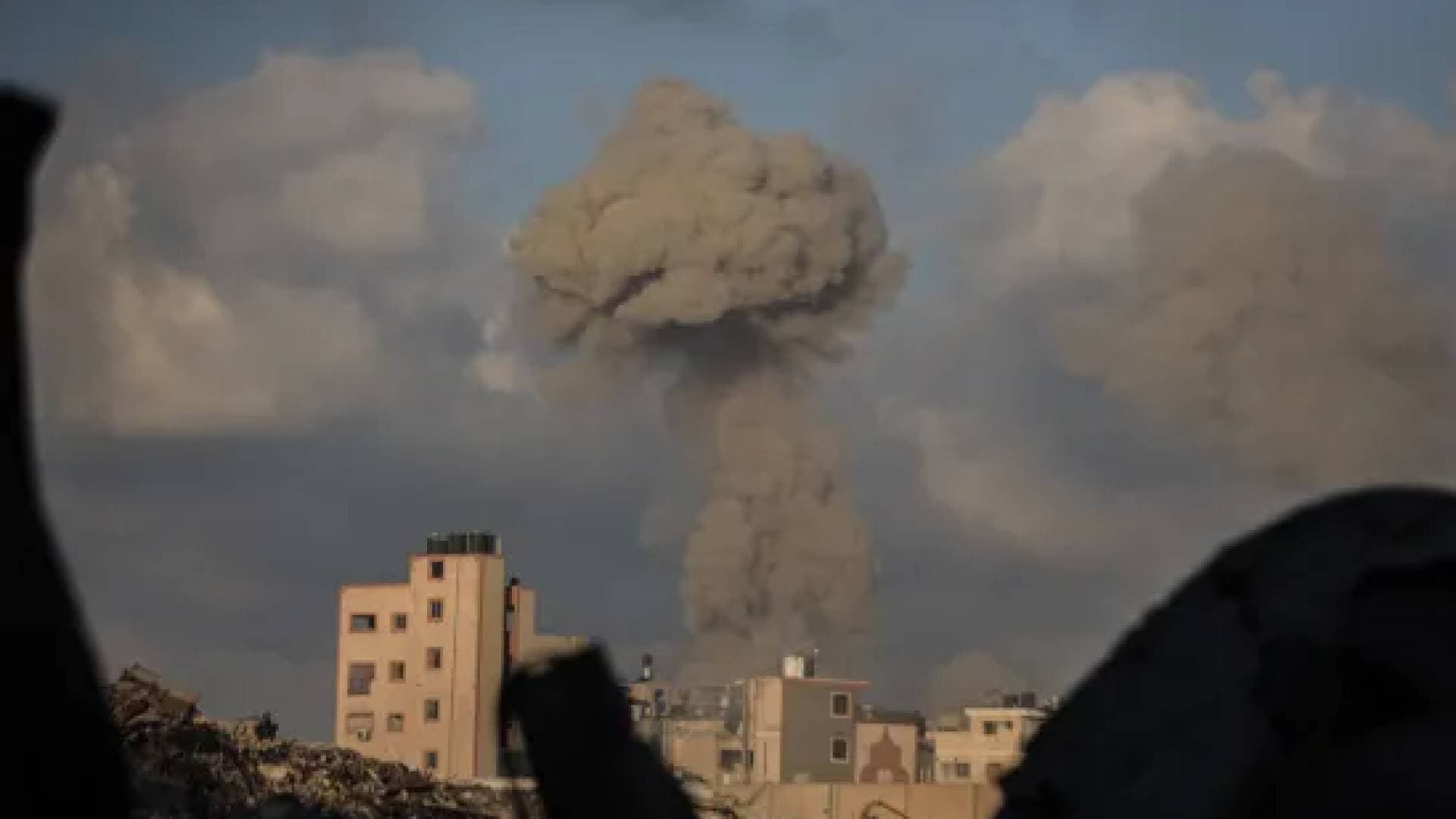 مصادر فلسطينية: شهداء وجرحى في قصف مروحي للاحتلال استهدف حاجزا للشرطة غرب غزة