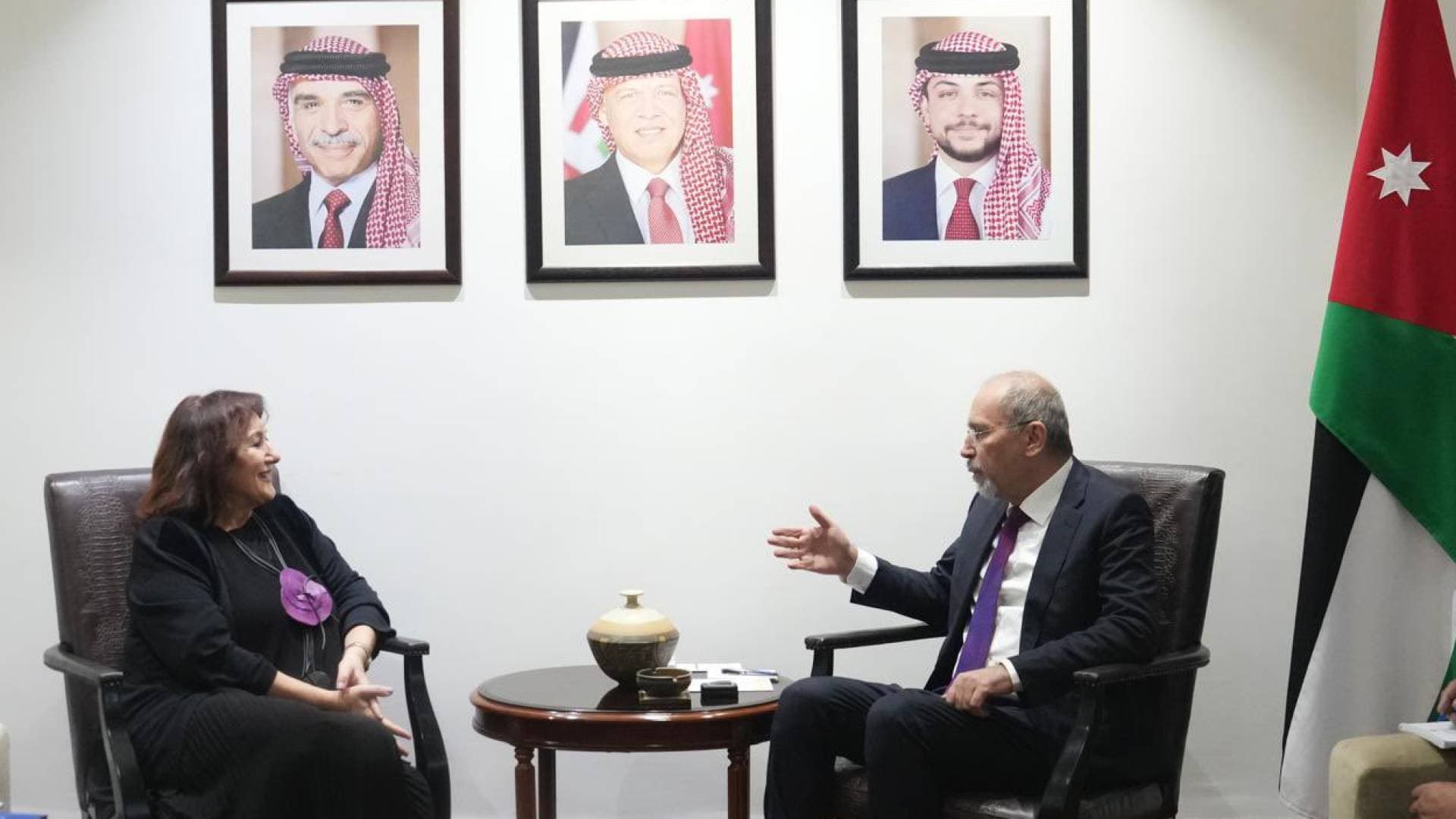 الصفدي ومفوضة الاتحاد الأوروبي يبحثان حل أزمة واشنطن وطهران واستقرار سوريا