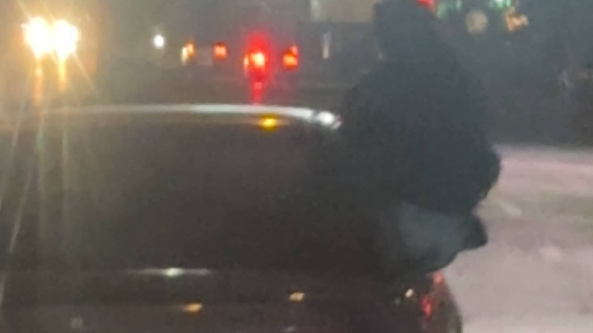 رصد مخالفة مرورية خطرة لفتاة تخرج من نافذة مركبة في صويلح بعمان -فيديو