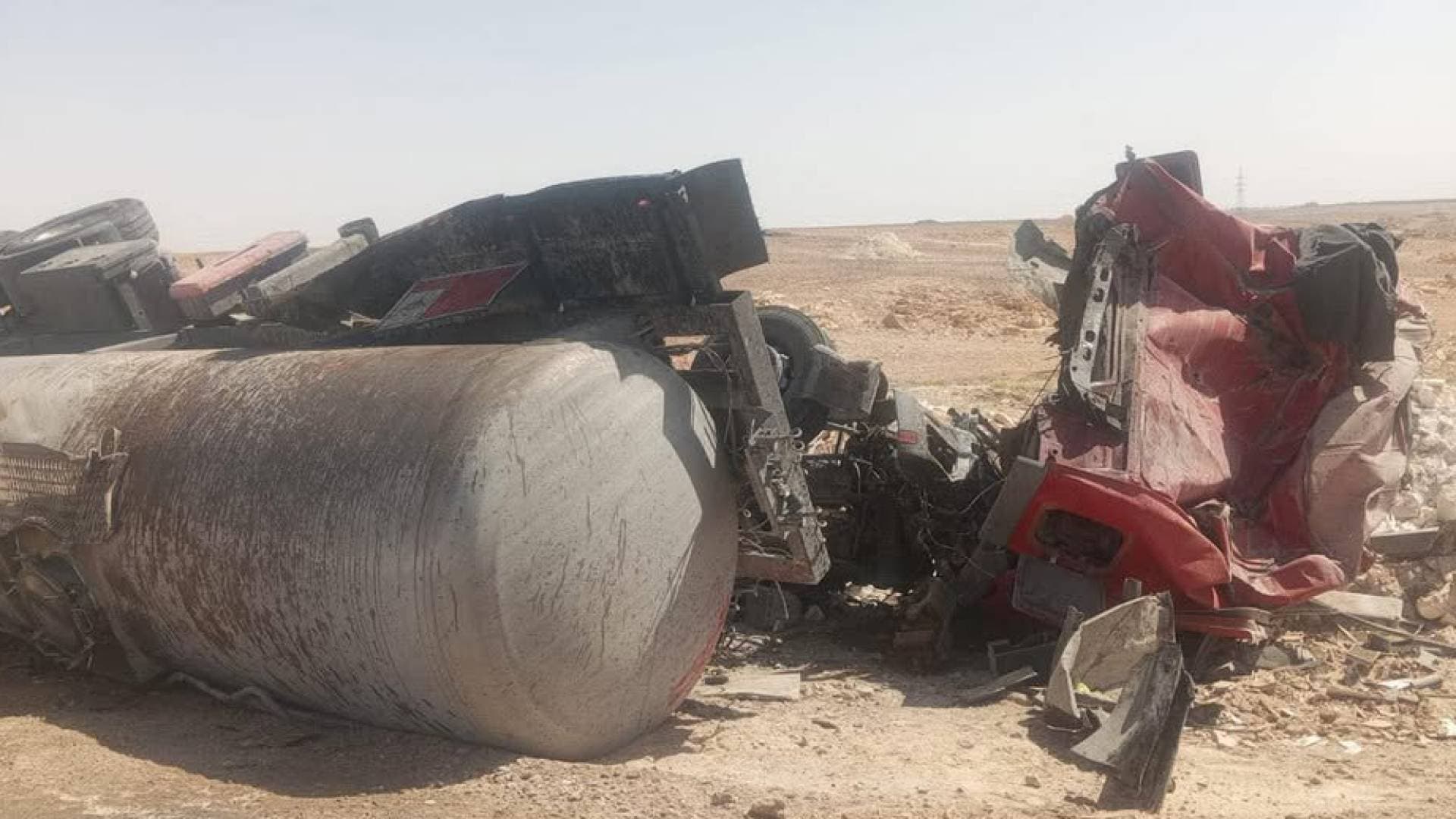 الدوريات الخارجية :إصابة متوسطة في حادث تدهور صهريج فسفوريك على طريق معان/الجفر
