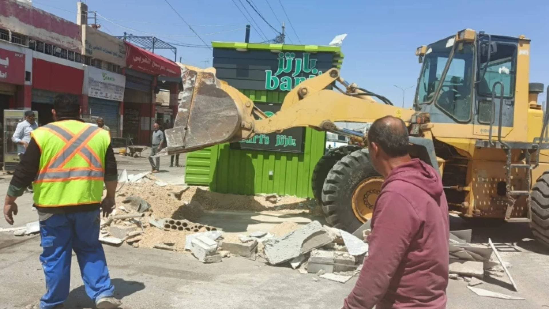 "أشغال الزرقاء" تباشر إزالة الأكشاك المخالفة على أوتوستراد الزرقاء – المفرق