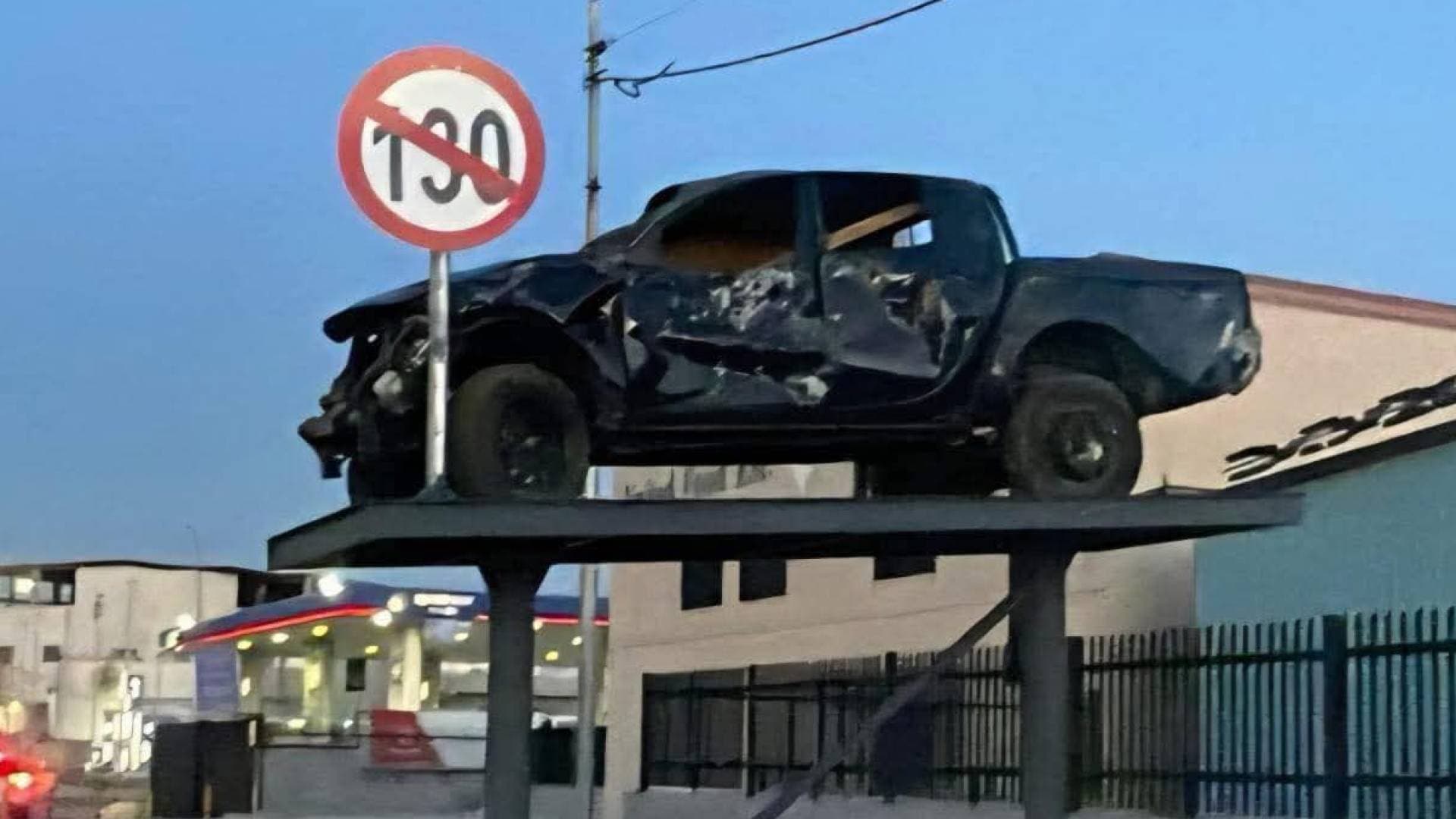 الأمن العام يضع مركبة تعرضت لحادث على طريق عمان الزرقاء لتعزيز الوعي المروري