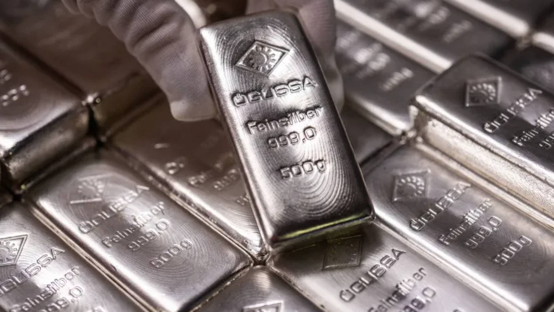 الفضة تخالف اتجاه الذهب وتستقر فوق مستويات 81 دولارا للأونصة