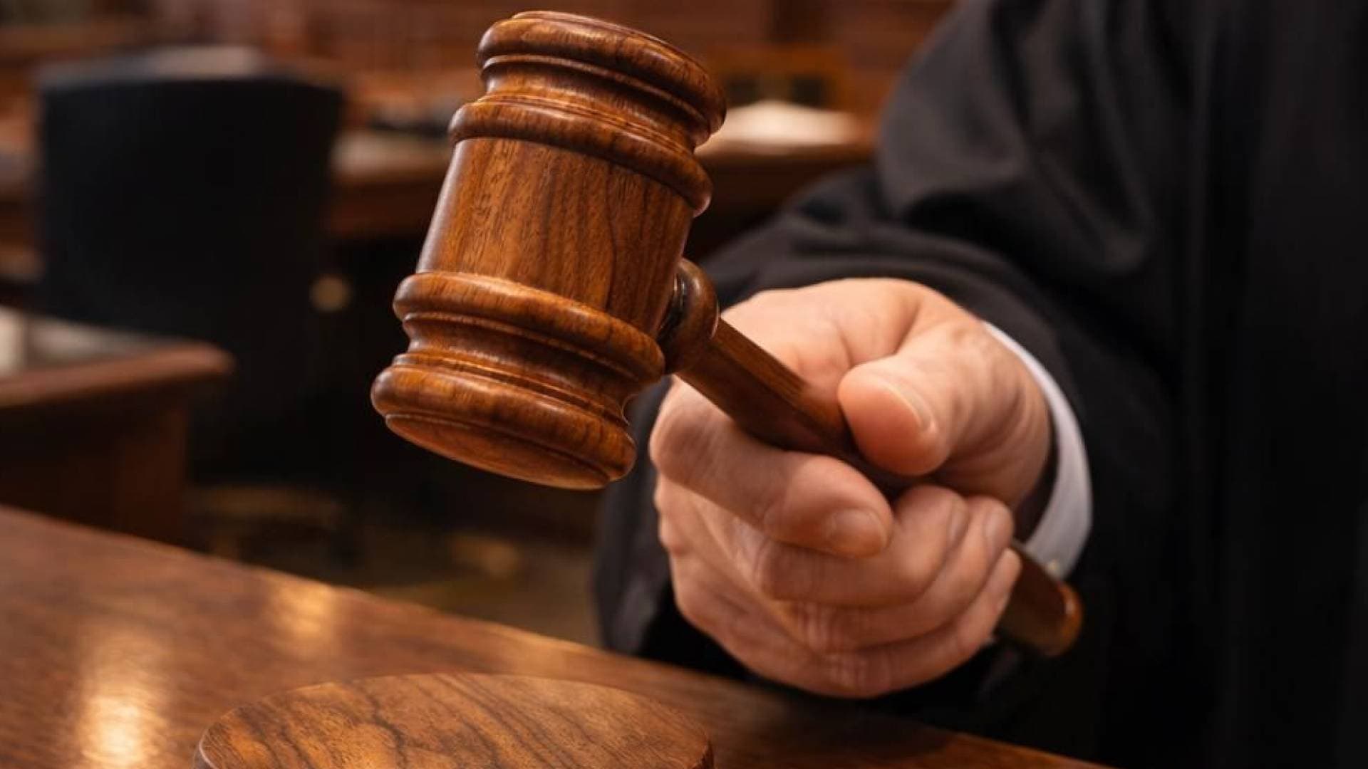 بالفيديو.. مدعي عام الجنايات الكبرى يوقف المشتبه به في قضية الاعتداء على ثلاثة أحداث في عمان