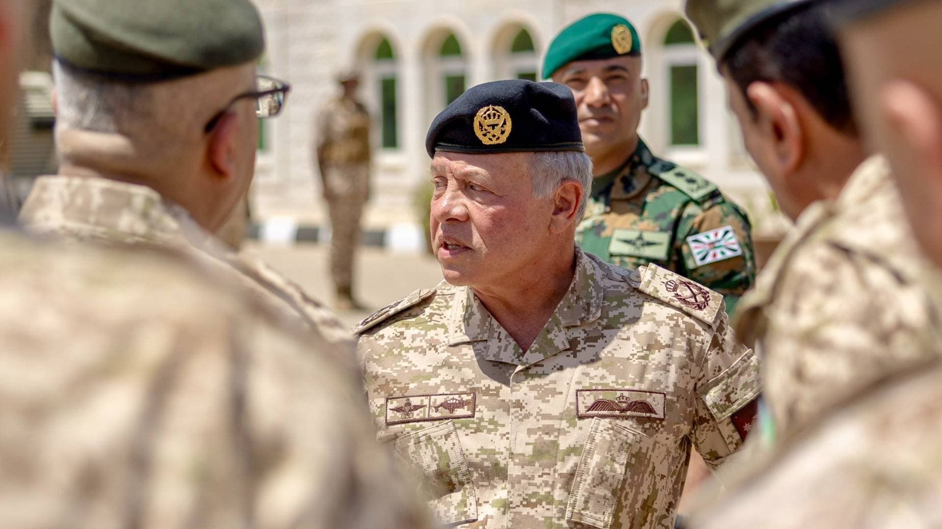 الملك يزور قيادة المنطقة العسكرية الشرقية ويشيد بجهود مرتباتها في حماية الحدود.. فيديو