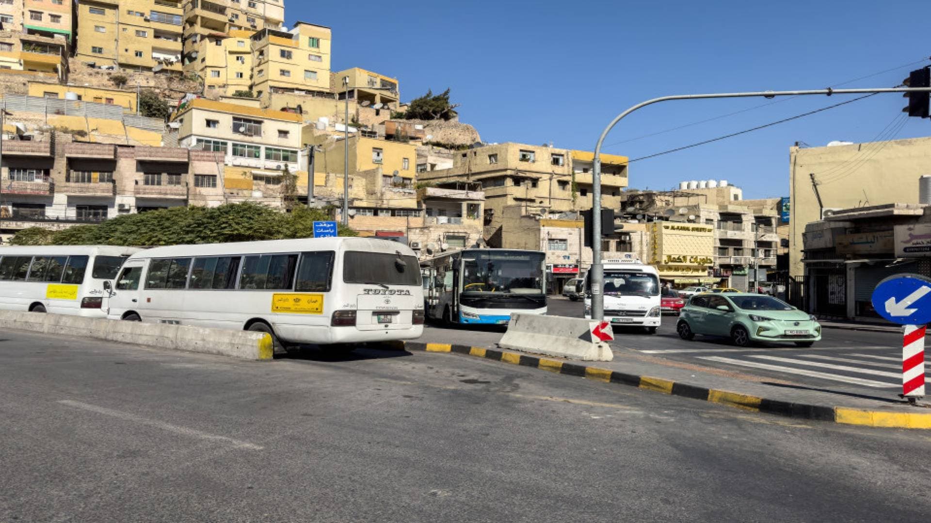 هيئة النقل البري والتدريب المهني تبحثان تصنيع مظلات لمواقف الركاب في الأردن