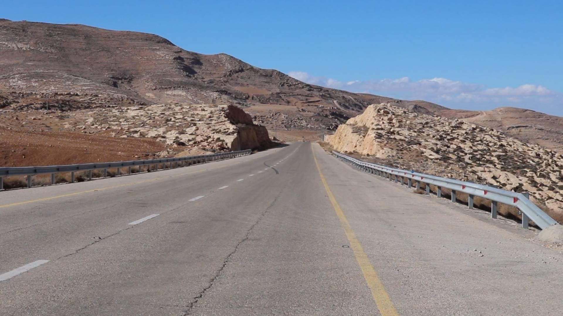 بالفيديو.. بعد تعثر 25 عاما.. 'من هنا نبدأ' يتابع تنفيذ طريق كثربا-الأغوار والأشغال تكشف عن عطاءات جديدة