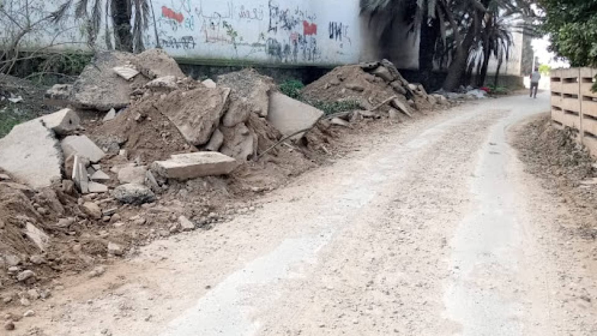 "من هنا نبدأ" يتابع قضية شارع متهالك في إربد.. والبلدية تكشف شروطا لتعبيد الشوارع الخارجة عن التنظيم