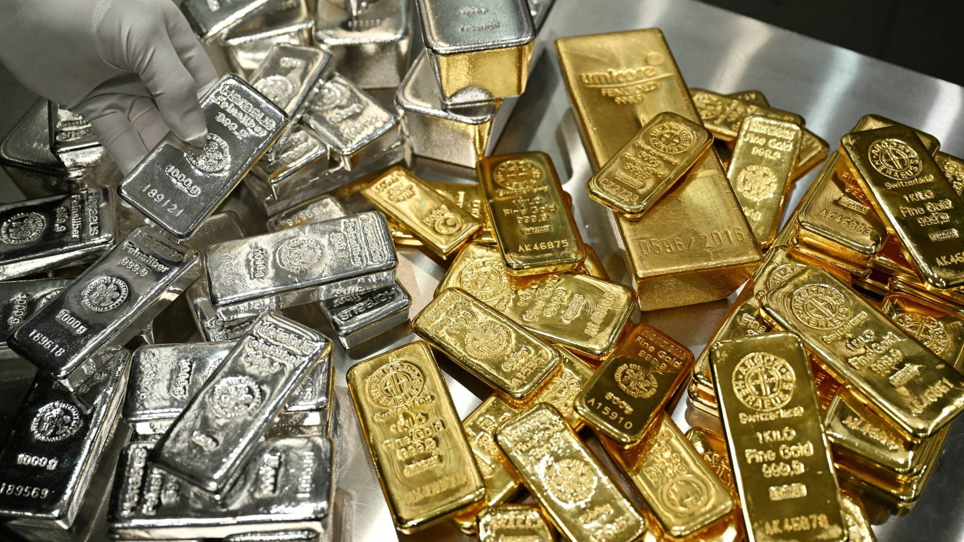 تباين أداء الأسواق العالمية: الدولار يضغط على الذهب والنفط والفضة تغرد خارج السرب