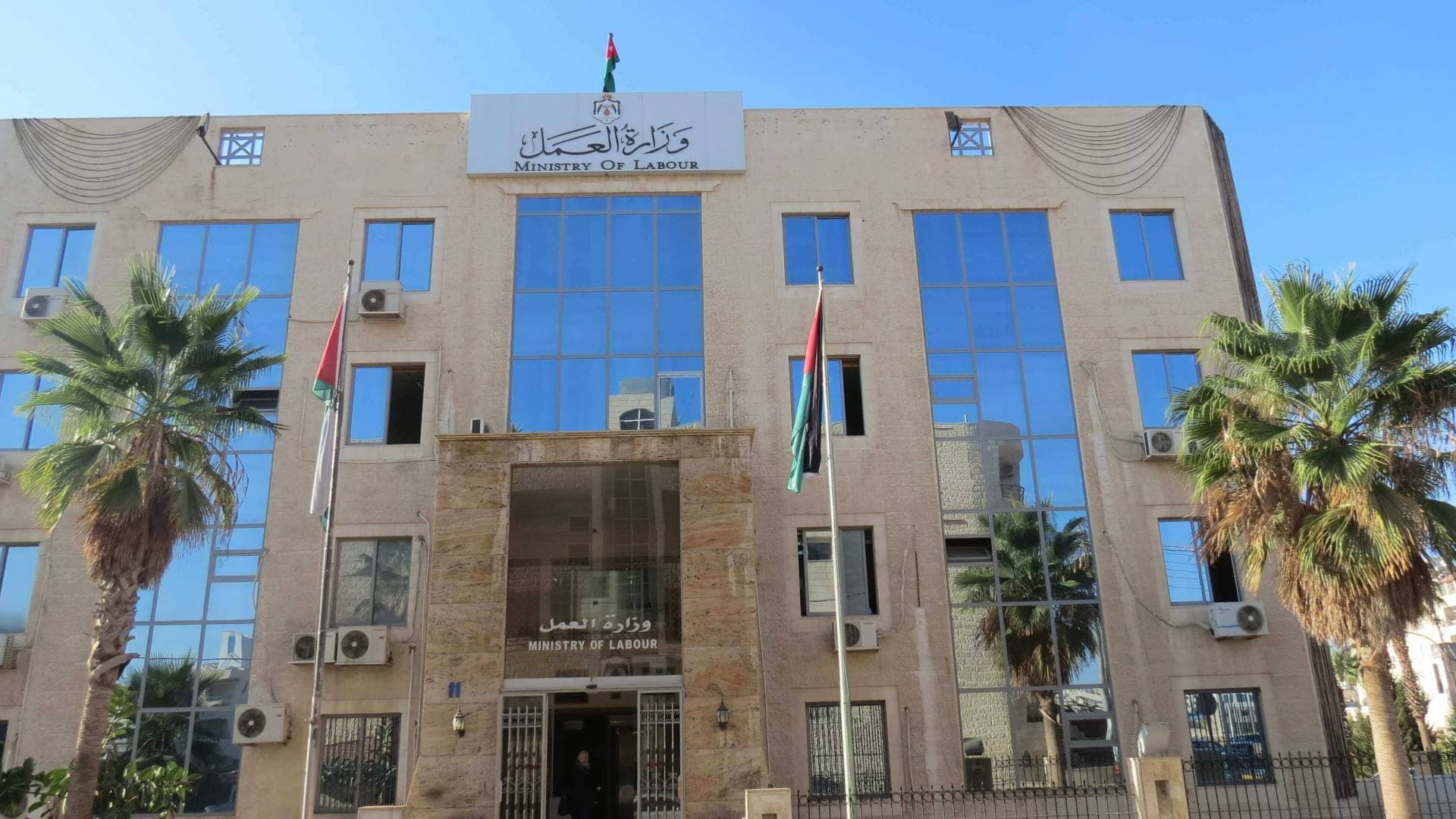 وزارة العمل توقف استقدام العمالة غير الأردنية وتشدد على ضبط المخالفات
