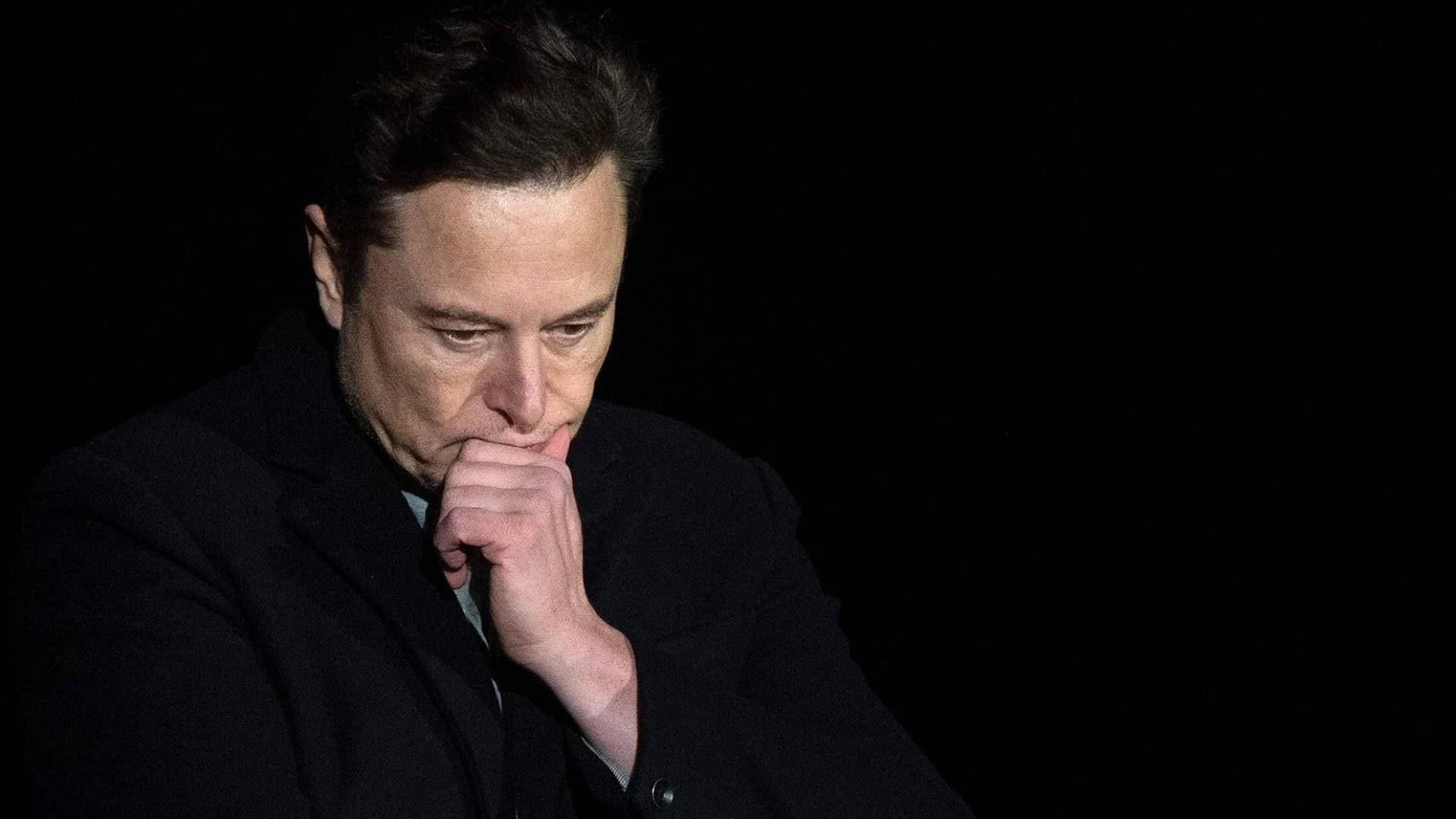 14 مليار دولار في يوم واحد: كيف أطاحت السياسة بثروة أغنى رجل في العالم؟