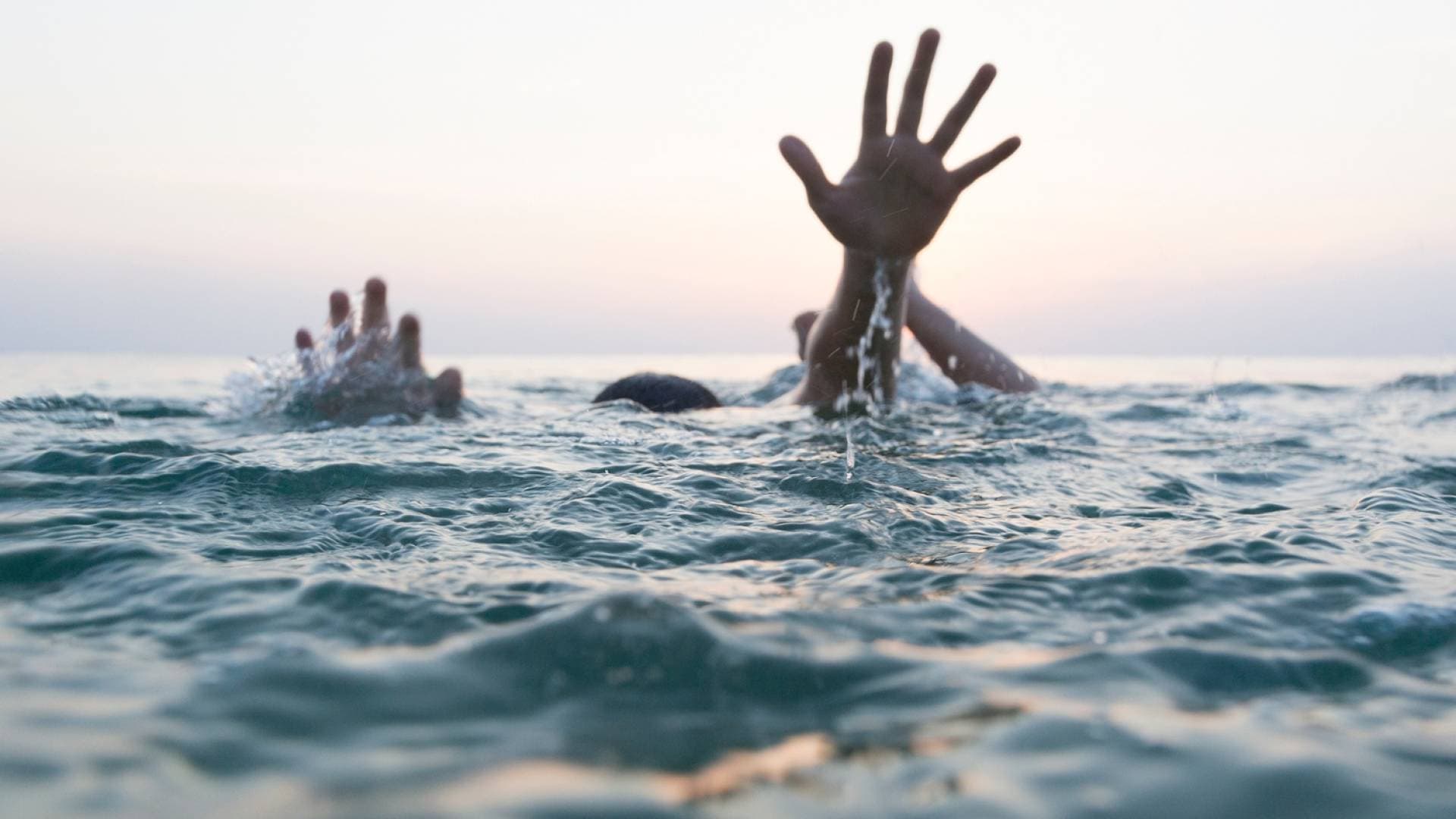 مأساة في قرية سياحية.. أمواج البحر تخفي جثمان شاب في الاسكندرية والإنقاذ يواصل البحث