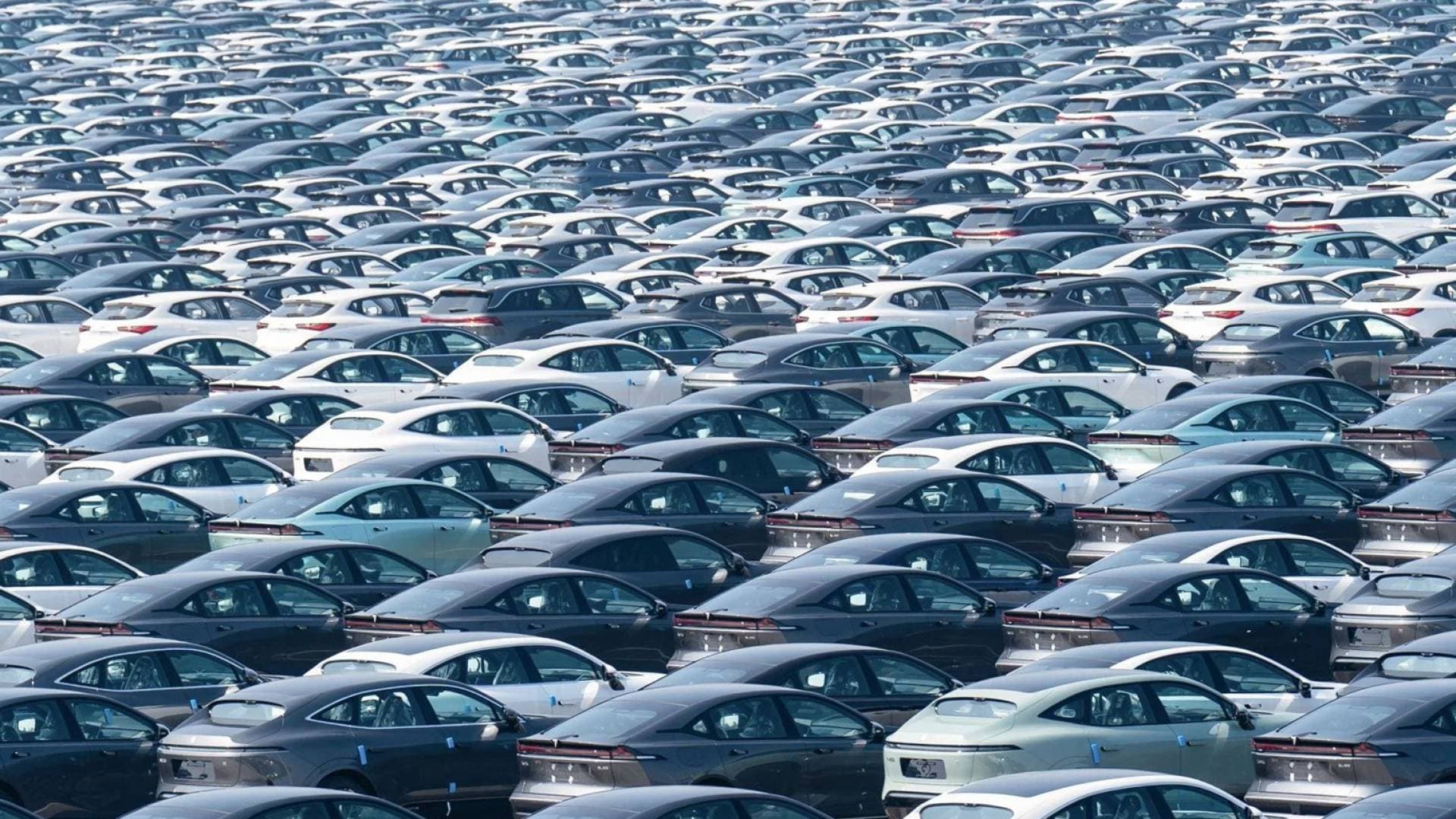 بدءا من تشرين الثاني.. حظر استيراد سيارات "السالفج" والكهربائية التي يزيد عمرها عن 3 سنوات