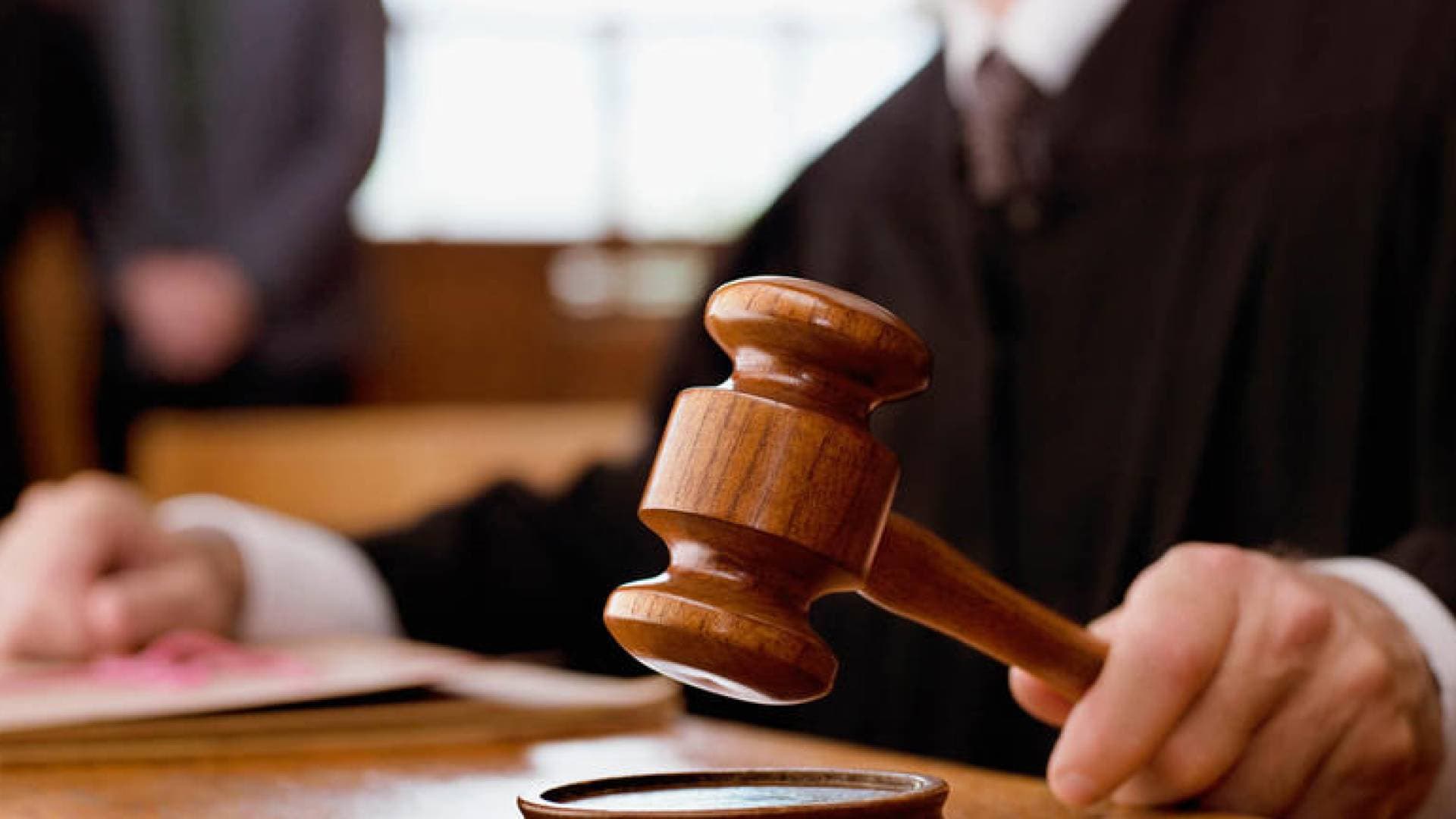 "جنايات عمان" تبدأ محاكمة متهم بسرقة معدات سائق رالي