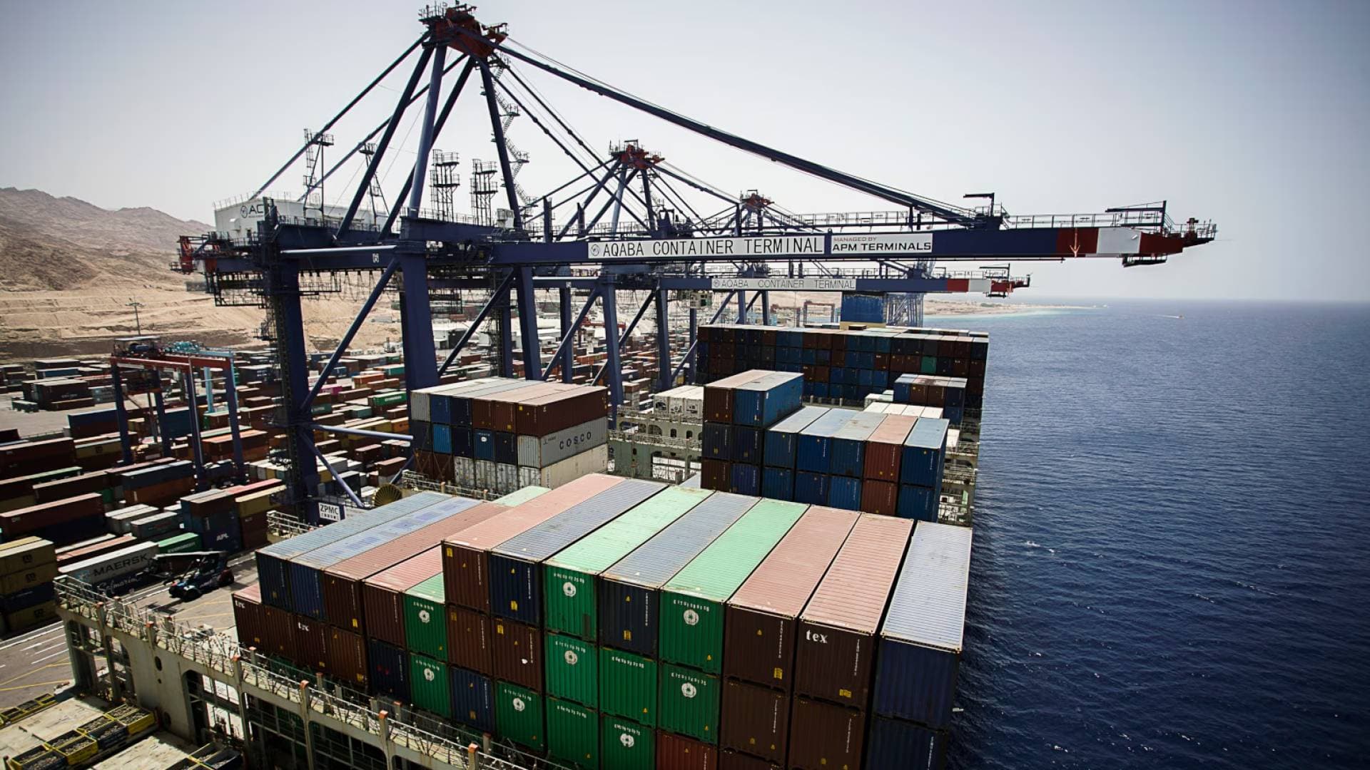 الحكومة تضخ استثمارات بمئات الملايين في العقبة.. مشاريع استراتيجية في الطاقة والسياحة وتوسعة للمعابر والمطار