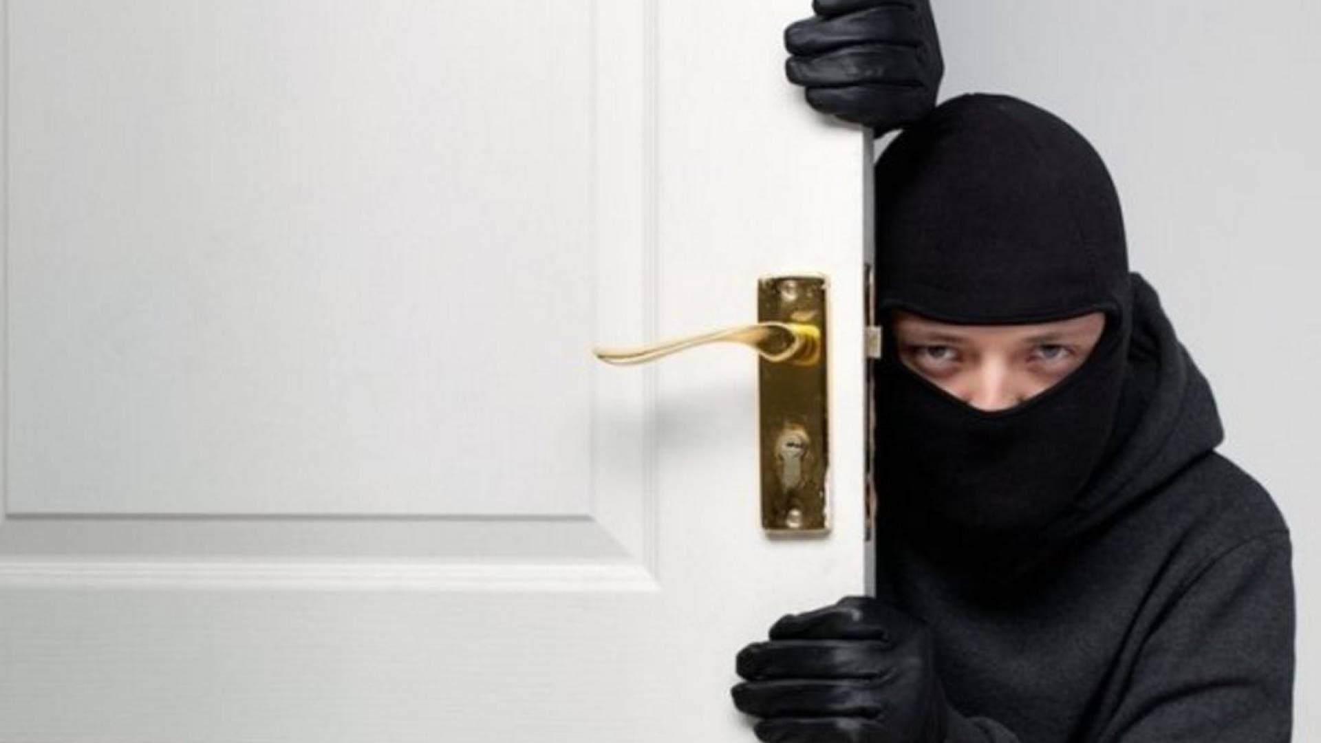 صراخ سيدة يفشل محاولة سرقة عنيفة.. و"جنايات عمان" تقضي بحبس لص ملثم لسنتين