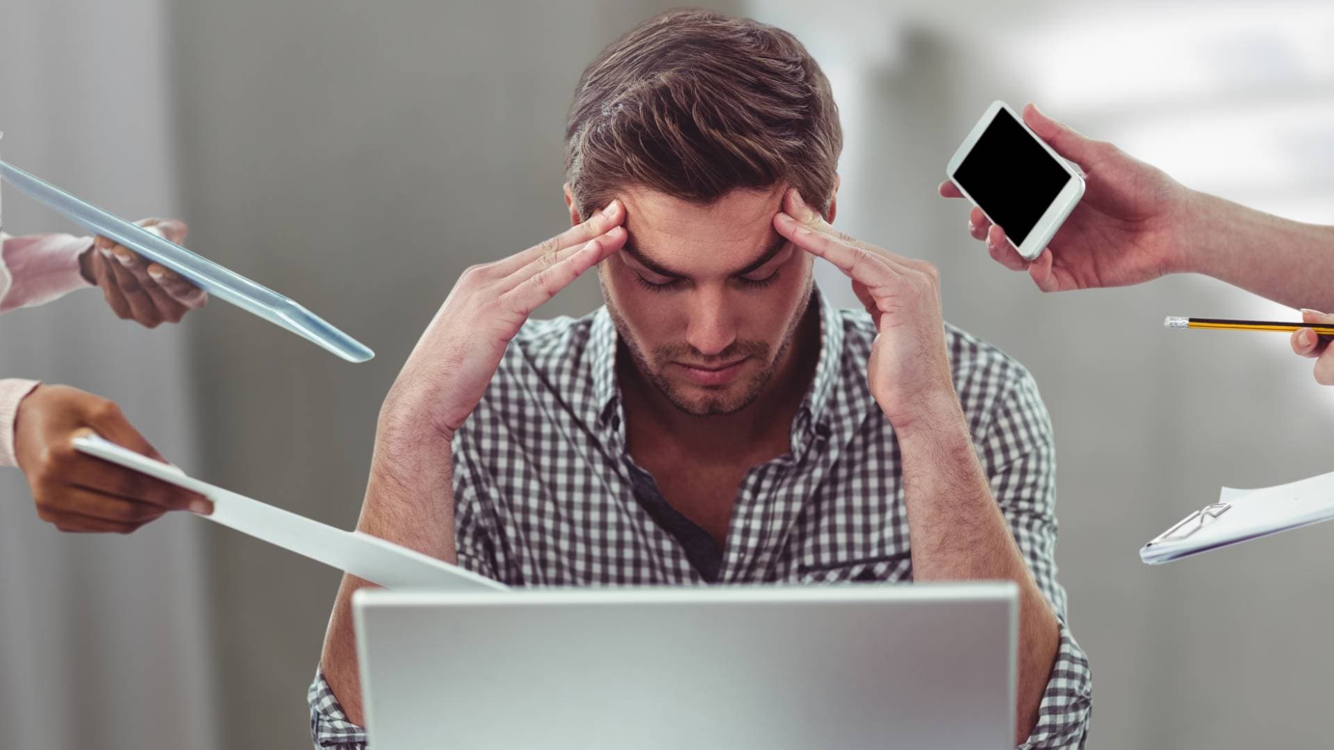 هل تشعر بالإرهاق؟ قد لا يكون السبب هو العمل نفسه بل من حولك