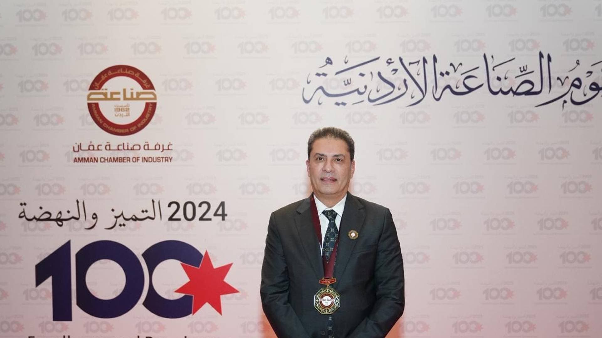 مندوبا عن جلالة الملك.. رئيس الوزراء يكرم شركة رمضان ابو لبه حلويات النجمة بجائزة التميز و النهضه