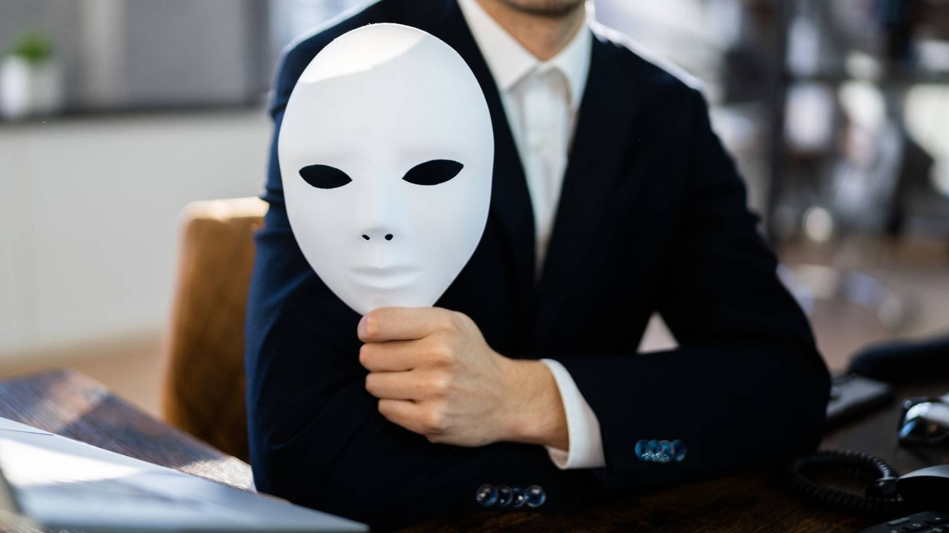 فضيحة "السحوبات الوهمية" تهز الكويت: شبكة إجرامية بطلها موظف حكومي