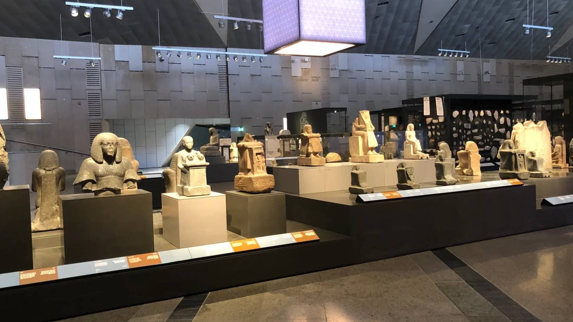 ضبط فتاة حاولت دخول المتحف المصري الكبير بتصريح مزور وكشف تورط زميلتها