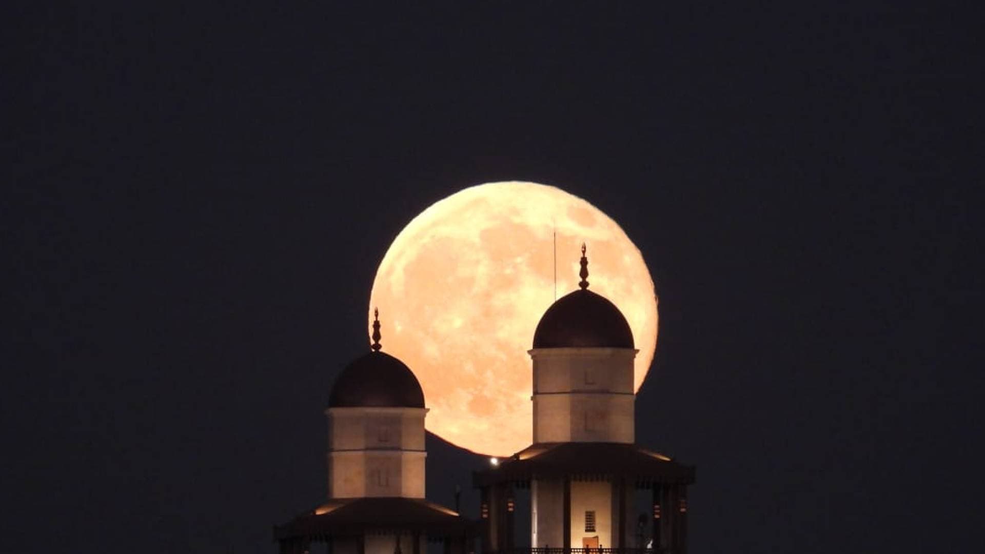 القمر العملاق الأقرب لعام 2025 يطل على سماء الأردن مساء الأربعاء