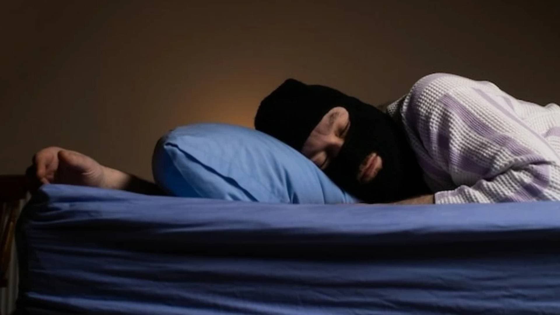 "اللص النائم".. سيدة روسية تعود لمنزلها لتجد سارقا يغط في النوم بشقتها