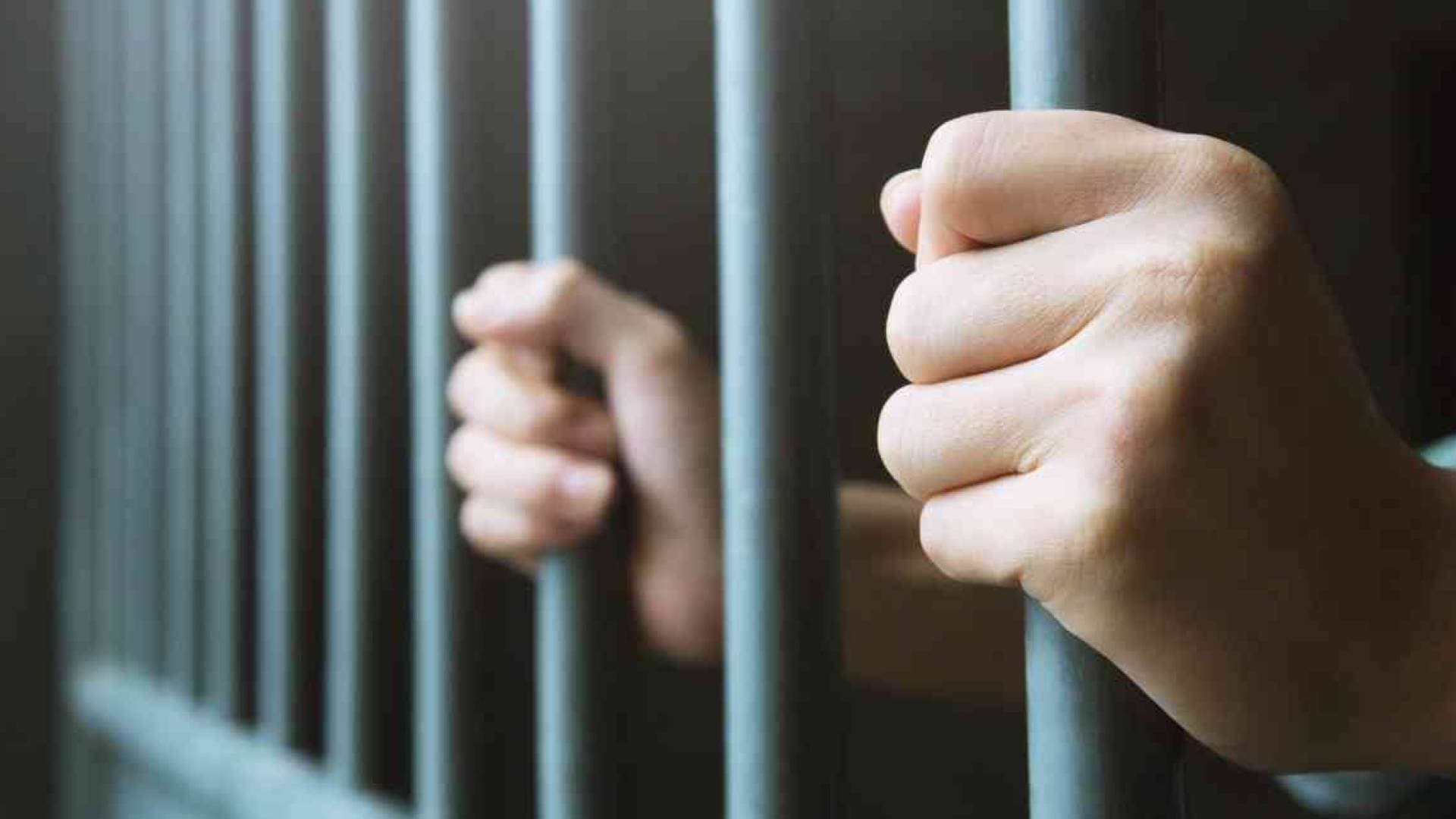 حبس شاب لمراسلة امرأة متزوجة في الإمارات عبر "التطبيقات"