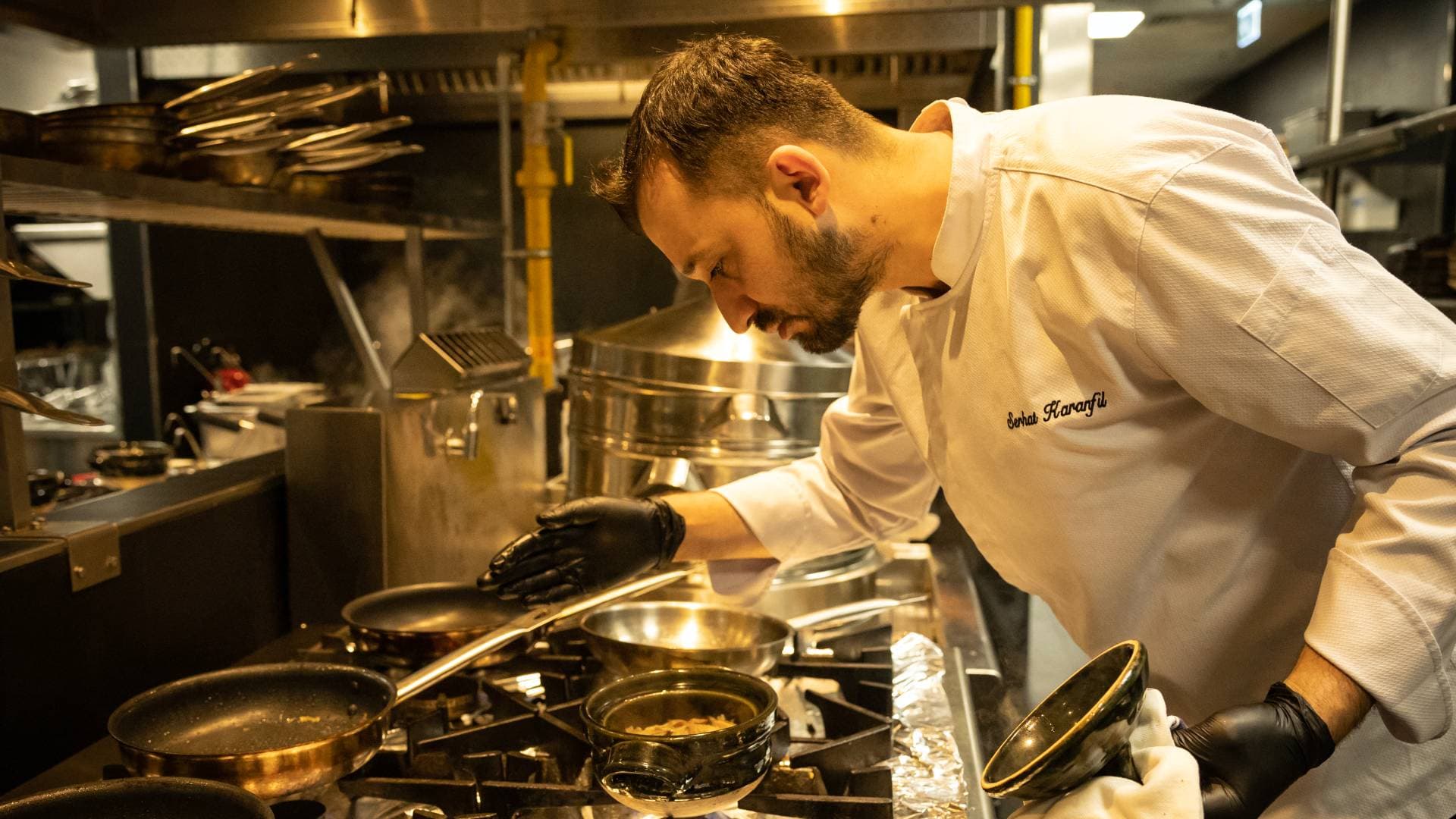 دبي تطلق أول شيف ذكي: تجربة طهي المستقبل مع "لحم الديناصور"