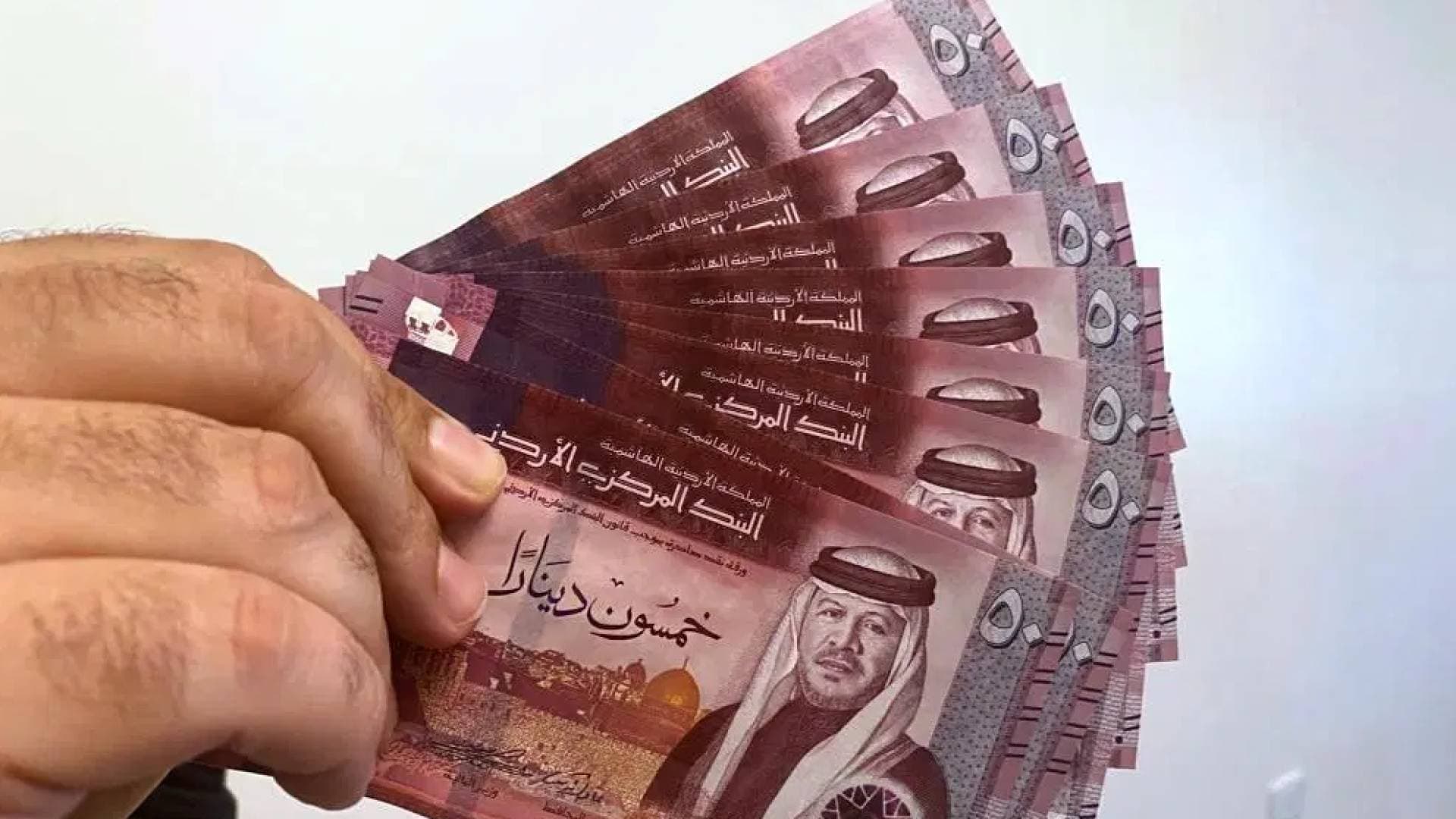 فاتورة الرواتب تلتهم 60% من النفقات الجارية وموازنة 2026 تضخ 570 مليون دينار شهريا لإنعاش السوق