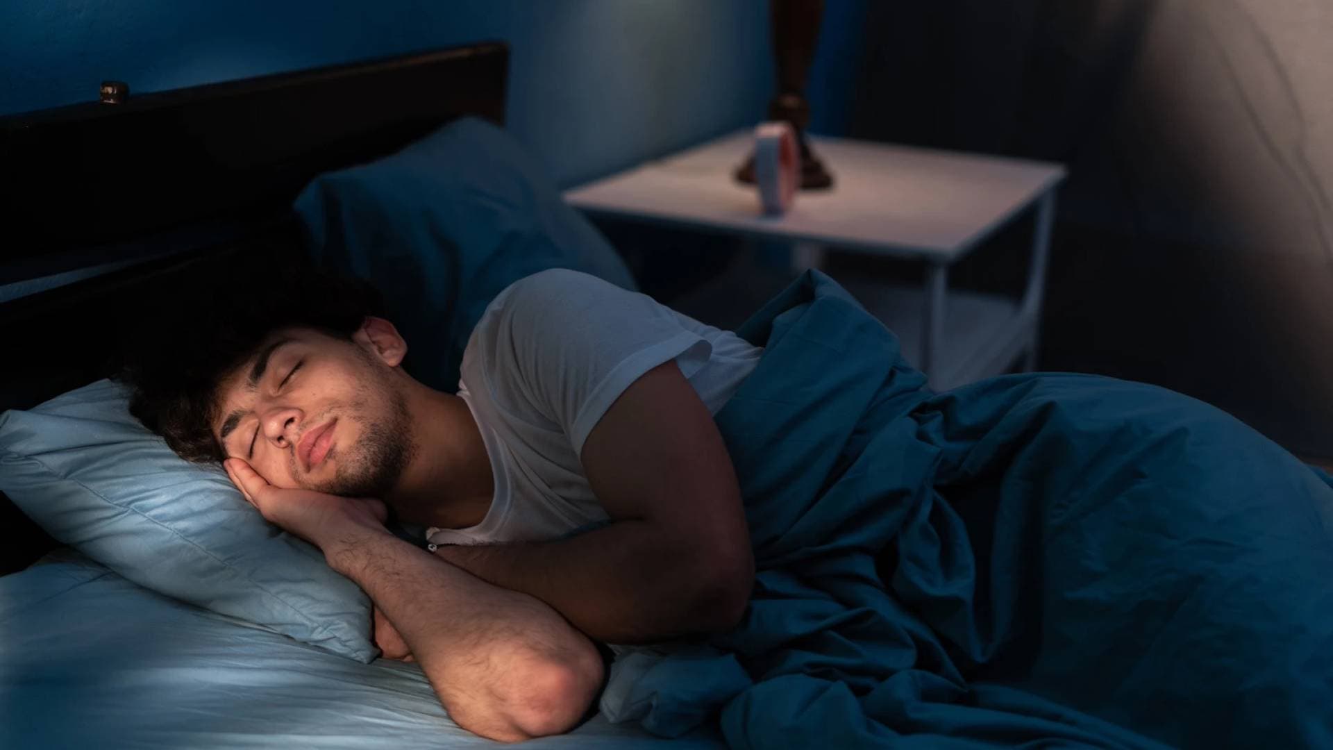 مفتاح الأحلام السعيدة في المعدة .. كيف تتحكم "ميكروبات الأمعاء" في جودة نومك؟