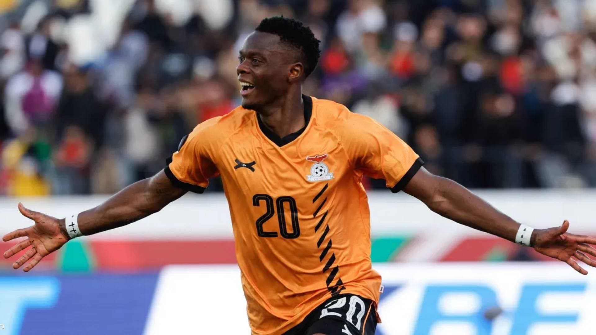 الفرحة تتحول لكارثة.. مهاجم زامبيا يسقط على رقبته بعد هدف قاتل في كأس أمم افريقيا