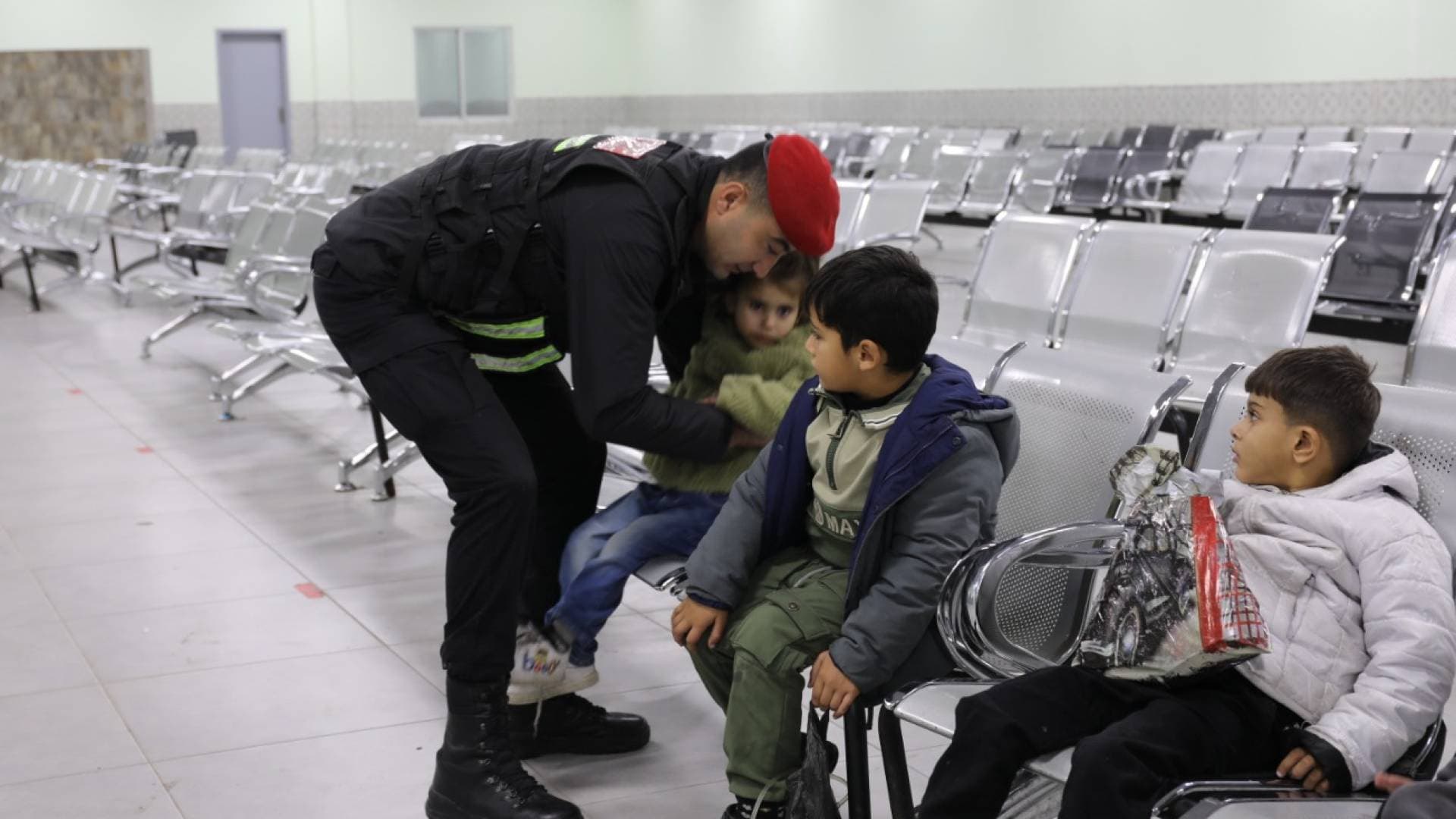 القوات المسلحة تقوم بإجلاء دفعة جديدة من أطفال غزة المرضى للعلاج في الأردن