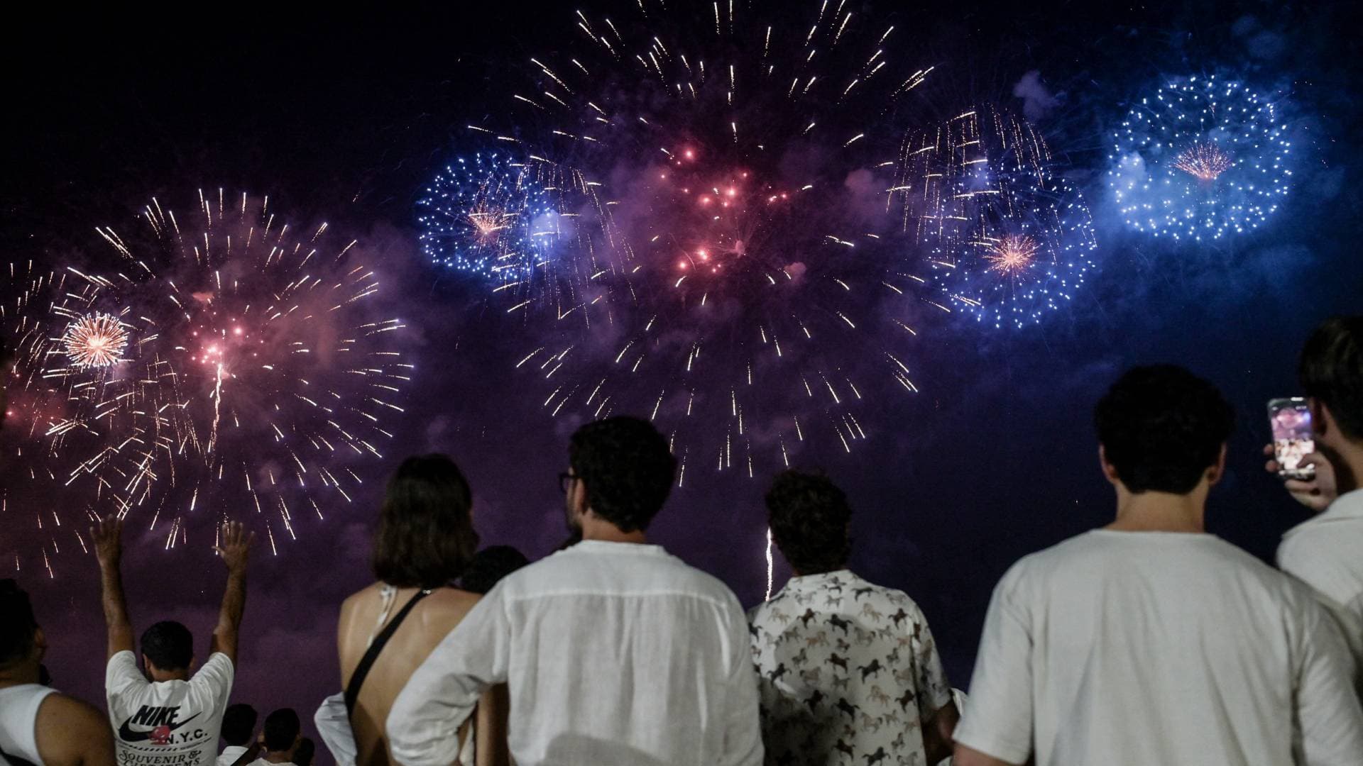 العالم يستقبل عام 2026 وسط هدنة في غزة وآمال "هشة" للسلام في أوكرانيا.. وبلغاريا تعتمد "اليورو" رسميا