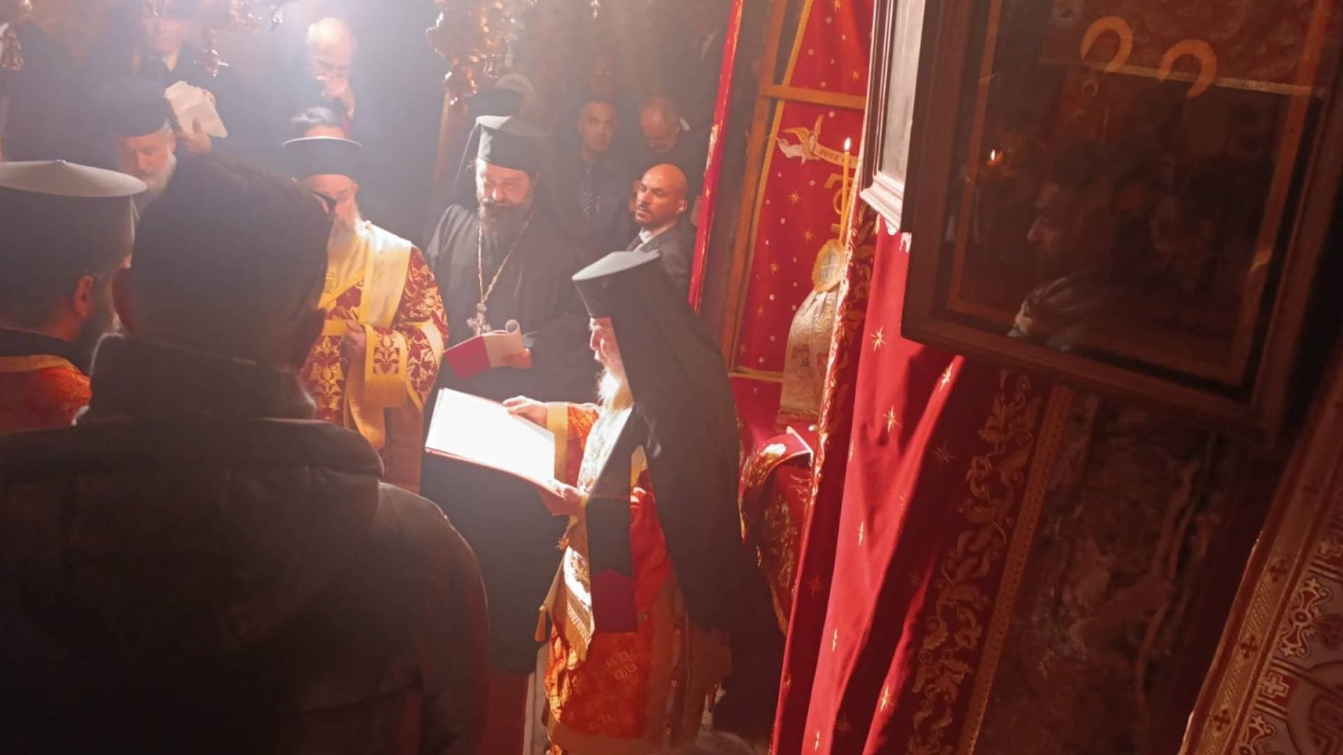 مندوبا عن الملك وزير الداخلية يشارك في قداس عيد الميلاد حسب التقويم الشرقي في بيت لحم