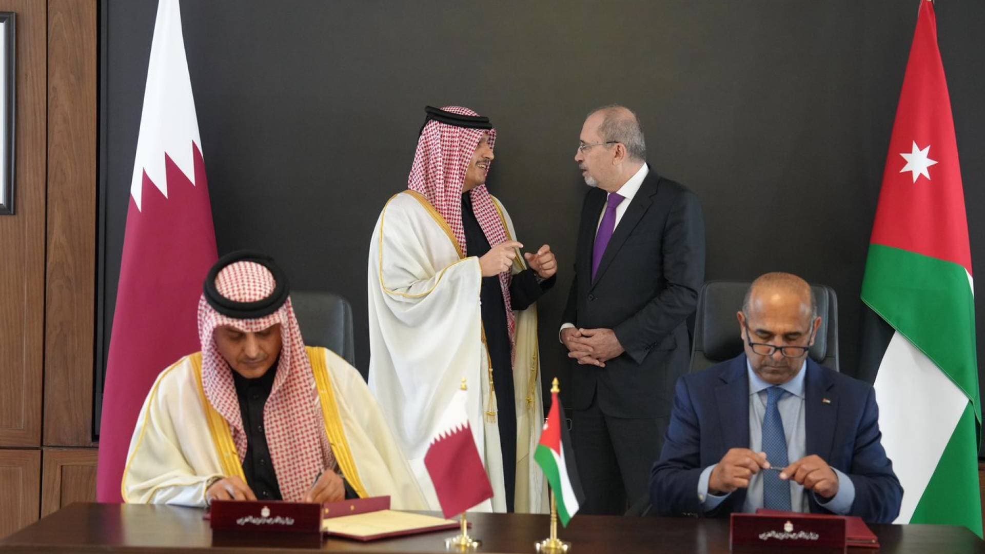 الأردن وقطر يوقعان عدة مذكرات تفاهم لتعزيز التعاون السياسي والسياحي والديني والشبابي