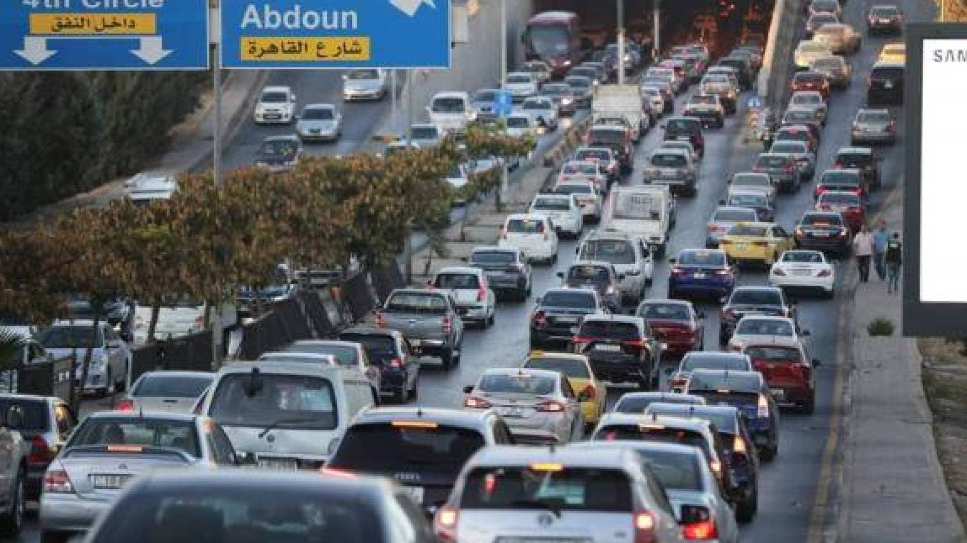 "إدارة السير": حادث تصادم بين مركبتين داخل "نفق عبدون" يتسبب بتباطؤ الحركة المرورية