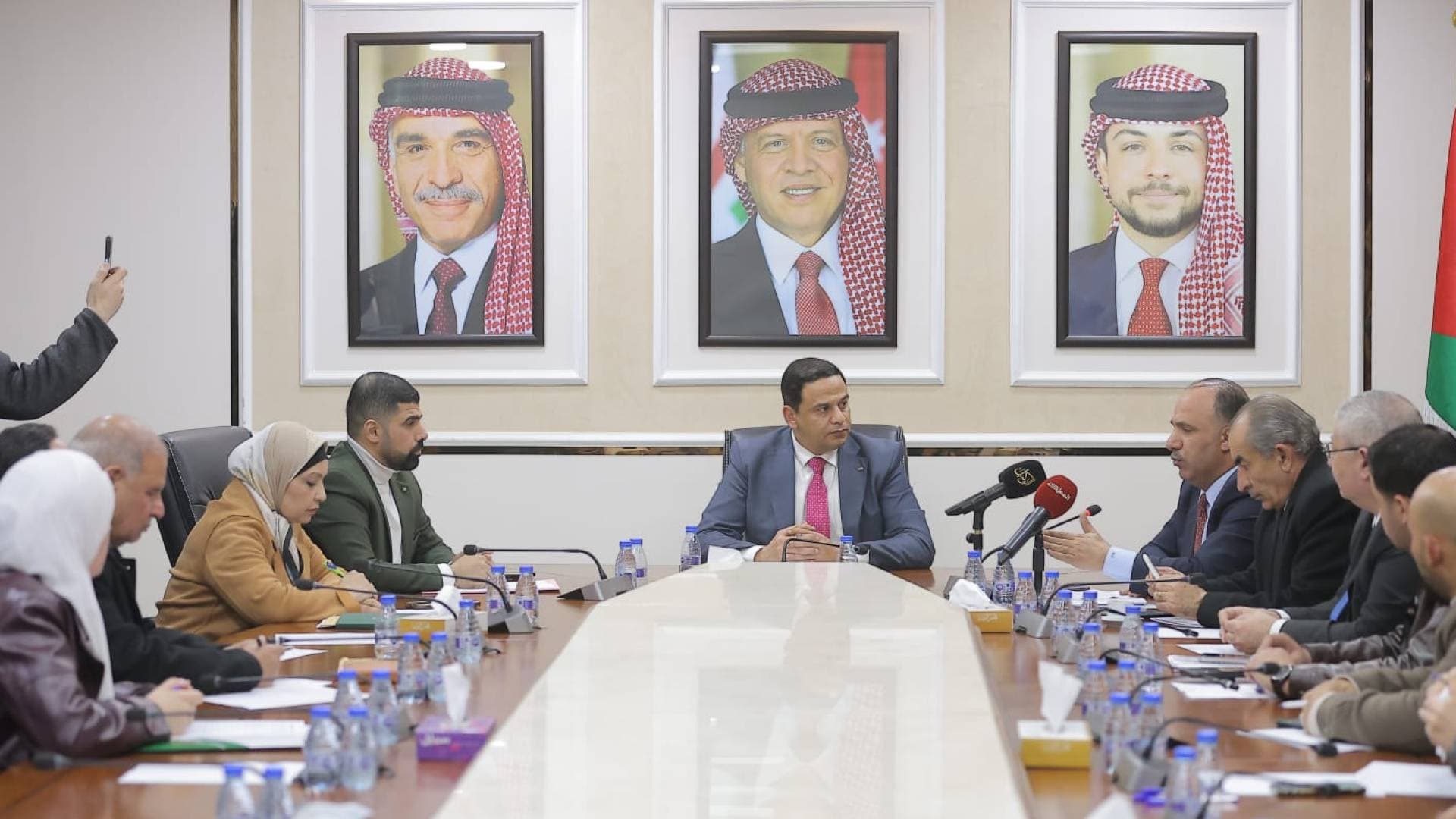 لجنة الطاقة تبحث مع السعايدة تعليمات ترخيص الأنظمة الشمسية وشكاوى "تصفير العدادات"