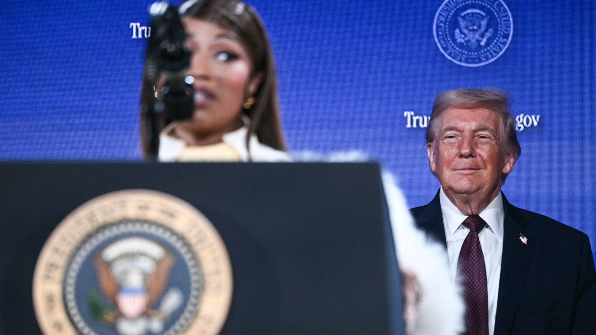 نيكي ميناج تفاجئ الجمهور: "أنا المعجبة رقم 1 بترمب".. والرئيس يشيد بدعمها السخي.. فيديو