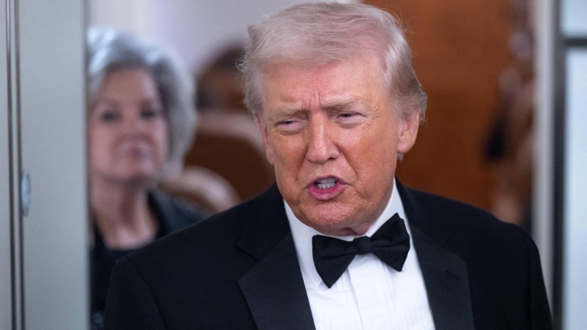 بسبب "جزيرة إبستين".. ترمب يهاجم مقدم حفل "Grammys" ويهدده بمقاضاته