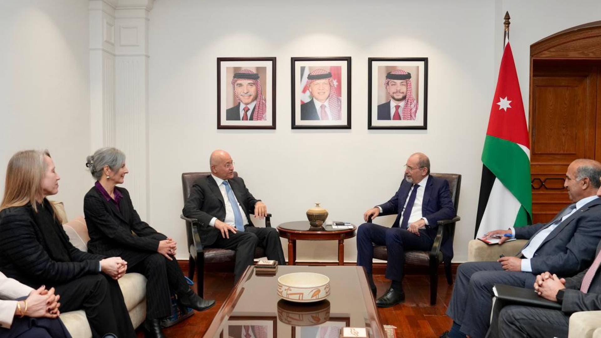 الصفدي يستقبل المفوض السامي للاجئين.. وتحذير مشترك من خطورة تراجع الدعم المالي